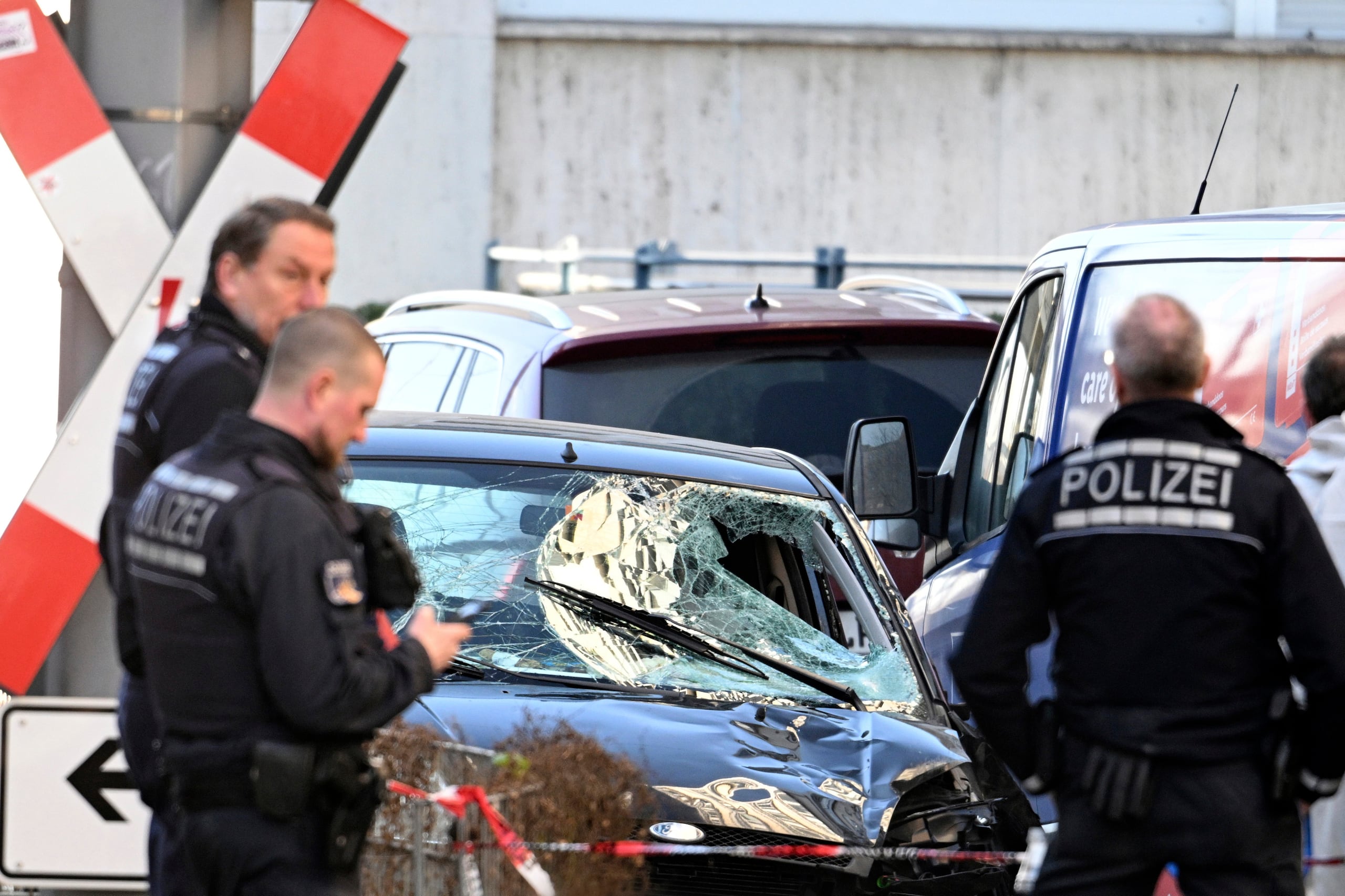 Si bien el conductor no parecía tener motivaciones ideológicas, la fiscalía dijo que el hombre, cuya identidad no fue revelada de acuerdo a las normas de privacidad alemanas, tiene varias condenas previas.