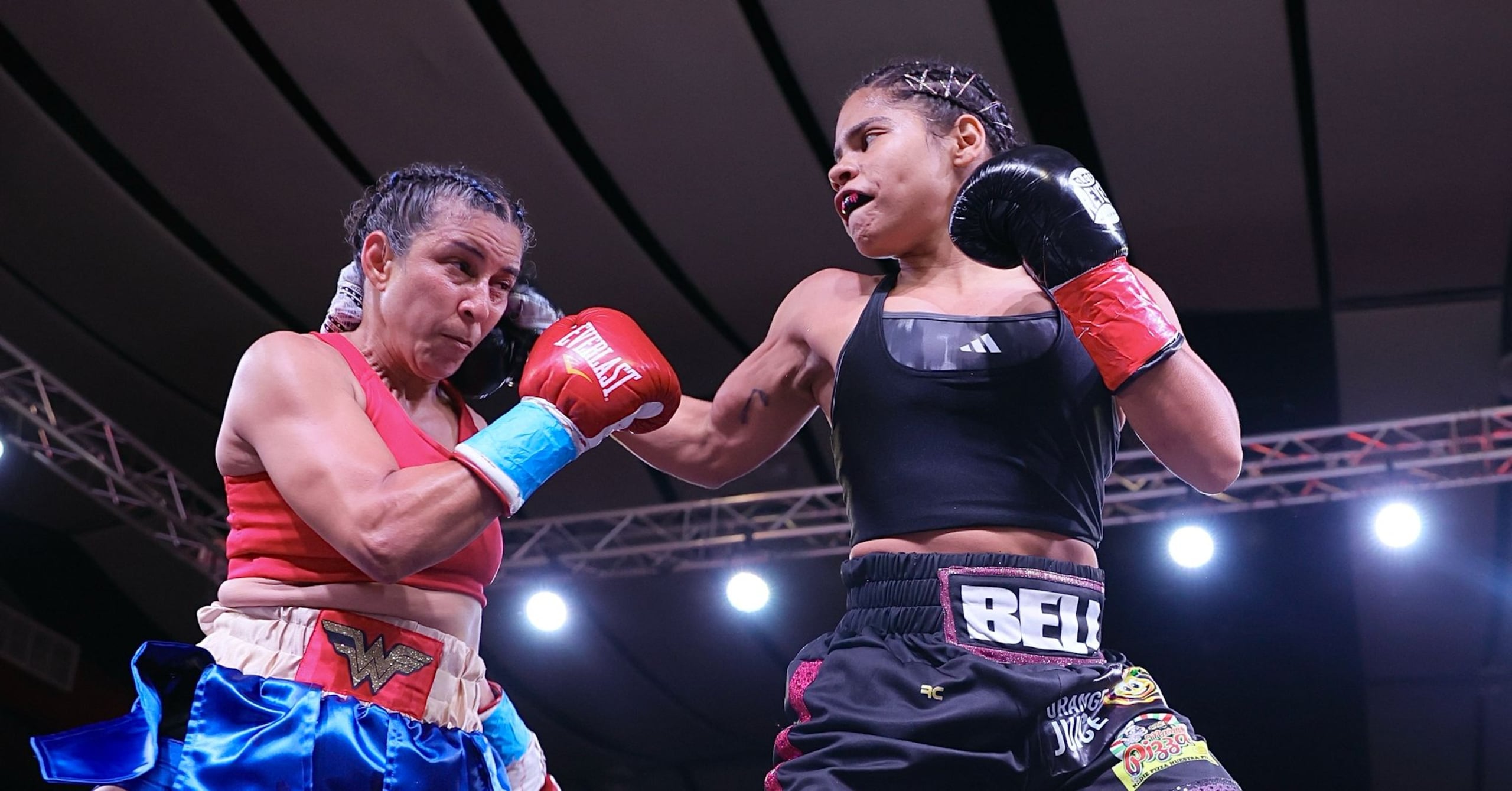 Belisa López de Jesús, hija del excampeón mundial Juanma López, realizaba su debut profesional en el cartel.