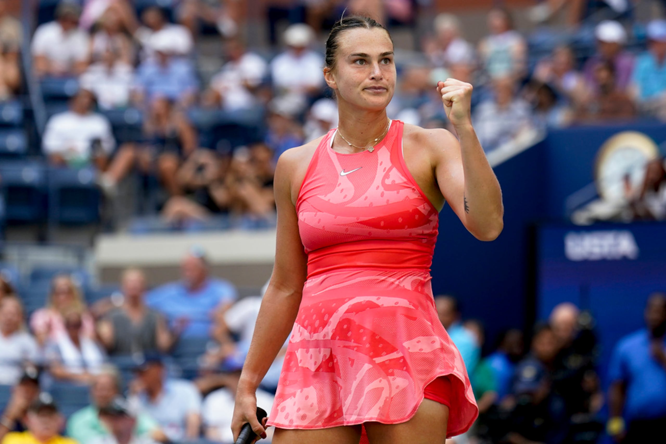 La bielorrusa Aryna Sabalenka celebra tras vencer a la china Zheng Qinwen en los cuartos de final del US Open.