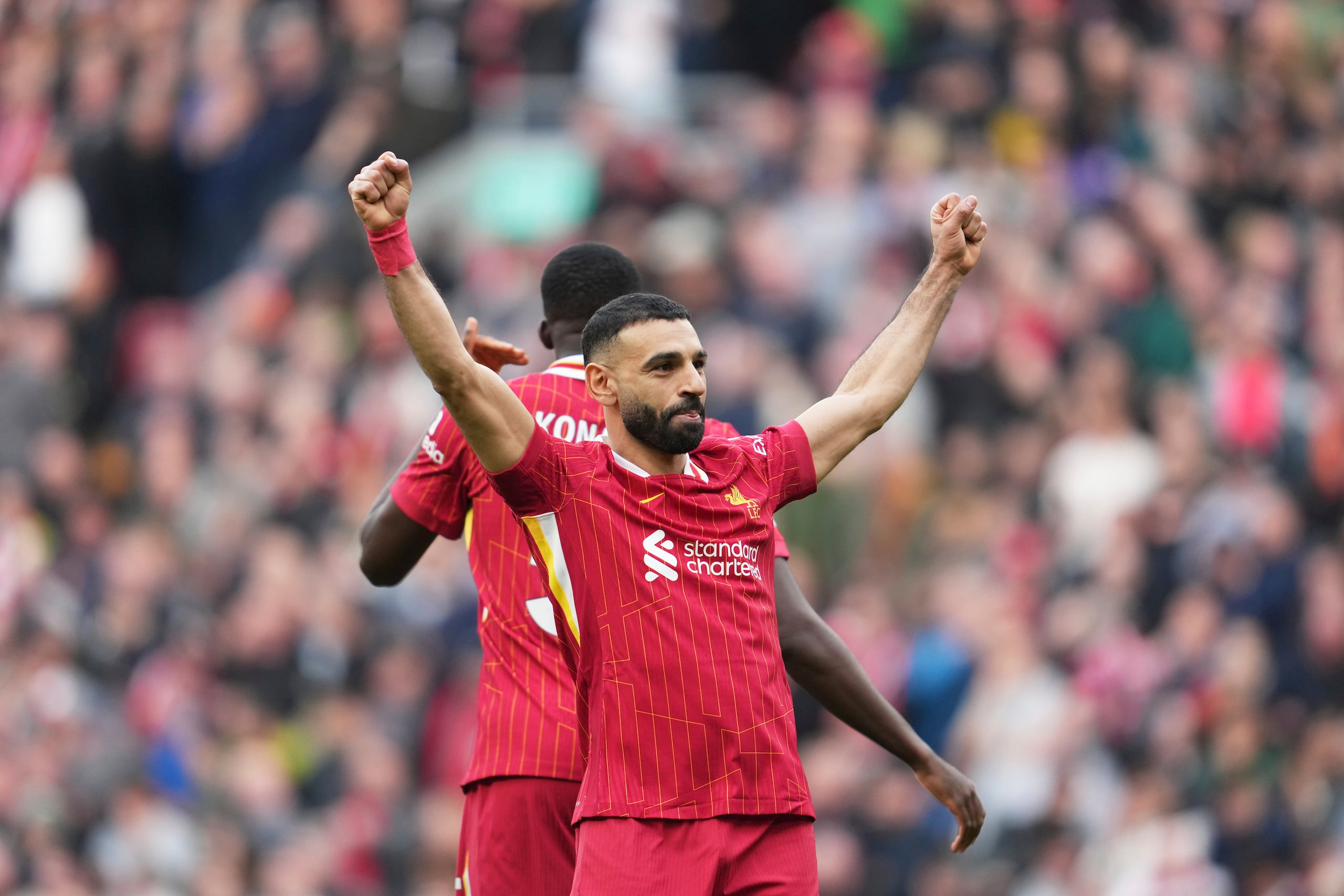 Mohamed Salah, del Liverpool, celebra tras anotar el tercer gol de su equipo en el encuentro ante el Southampton en la Liga Premier.