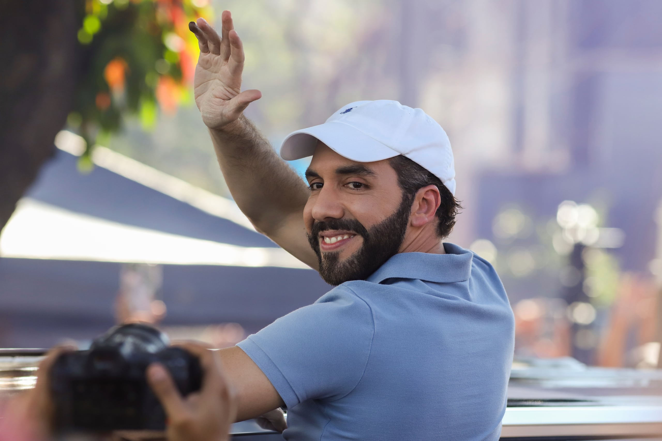 El presidente de El Salvador, Nayib Bukele, que aspira a la reelección, saluda a sus seguidores tras votar en las elecciones generales, en San Salvador, El Salvador.