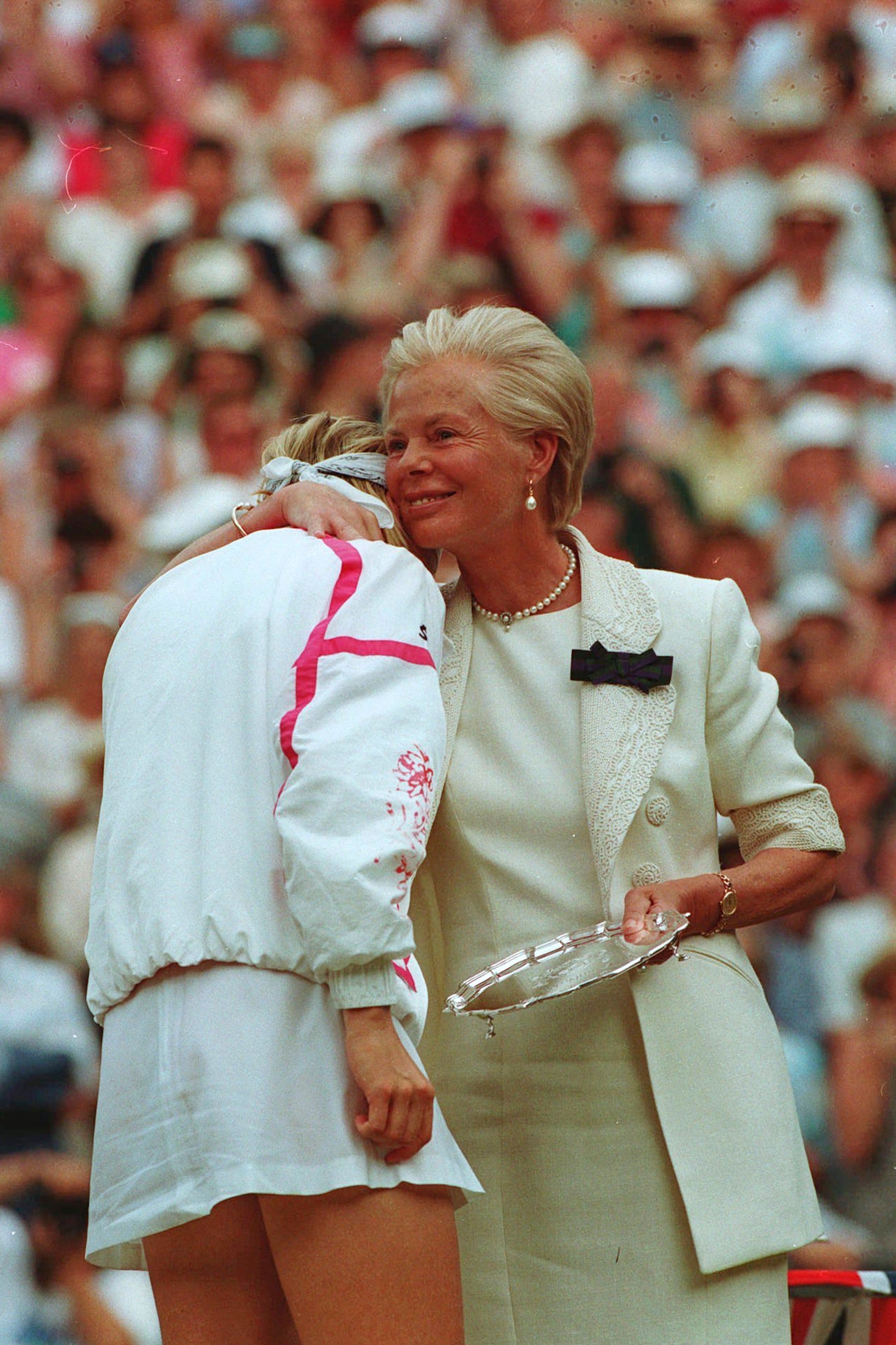 La duquesa, que entregó los premios de Wimbledon entre 1969 y 2001, es particularmente recordada por cariñoso abrazo a la tenista checa Jana Novotná tras perder la final femenina en 1993.
