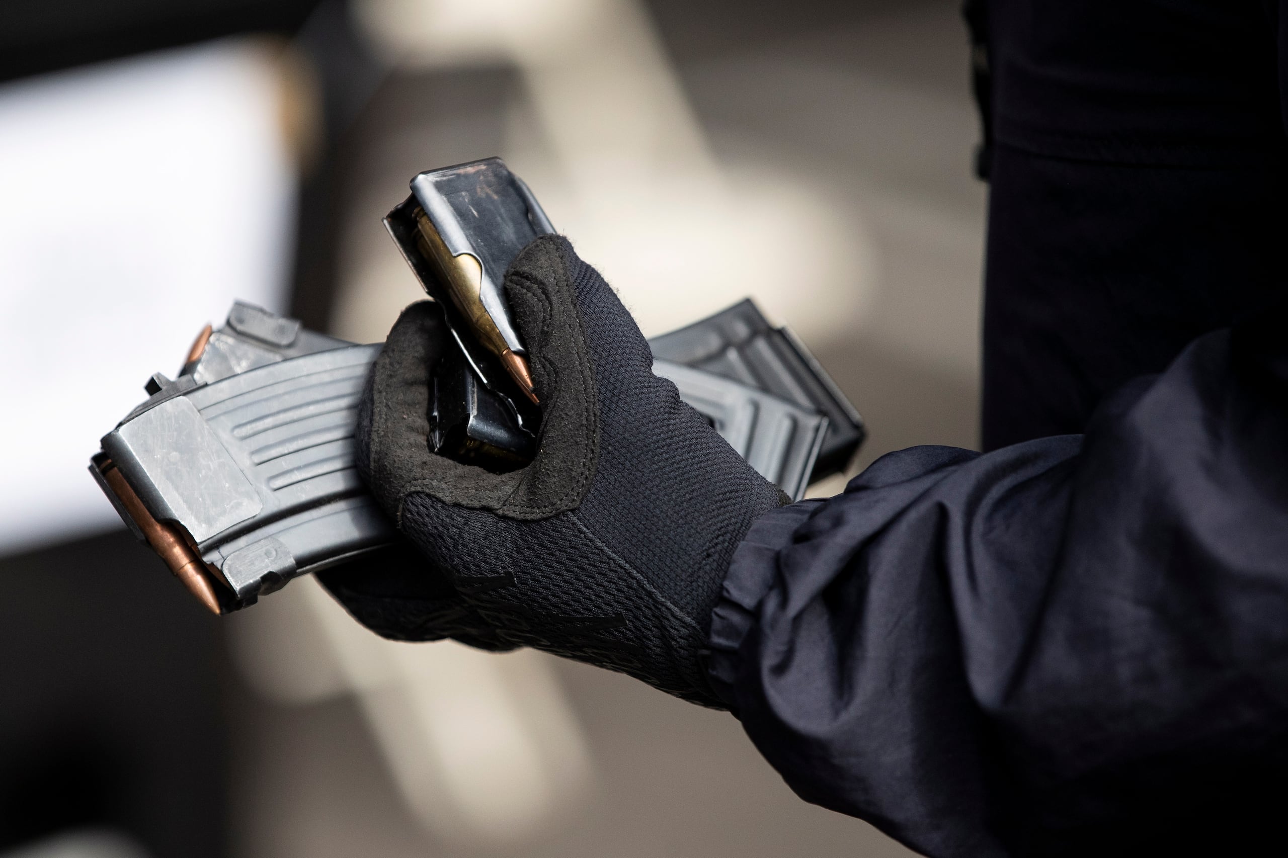 El hombre que no resultó herido, entregó su arma a la Policía. EFE/EPA/ETIENNE LAURENT