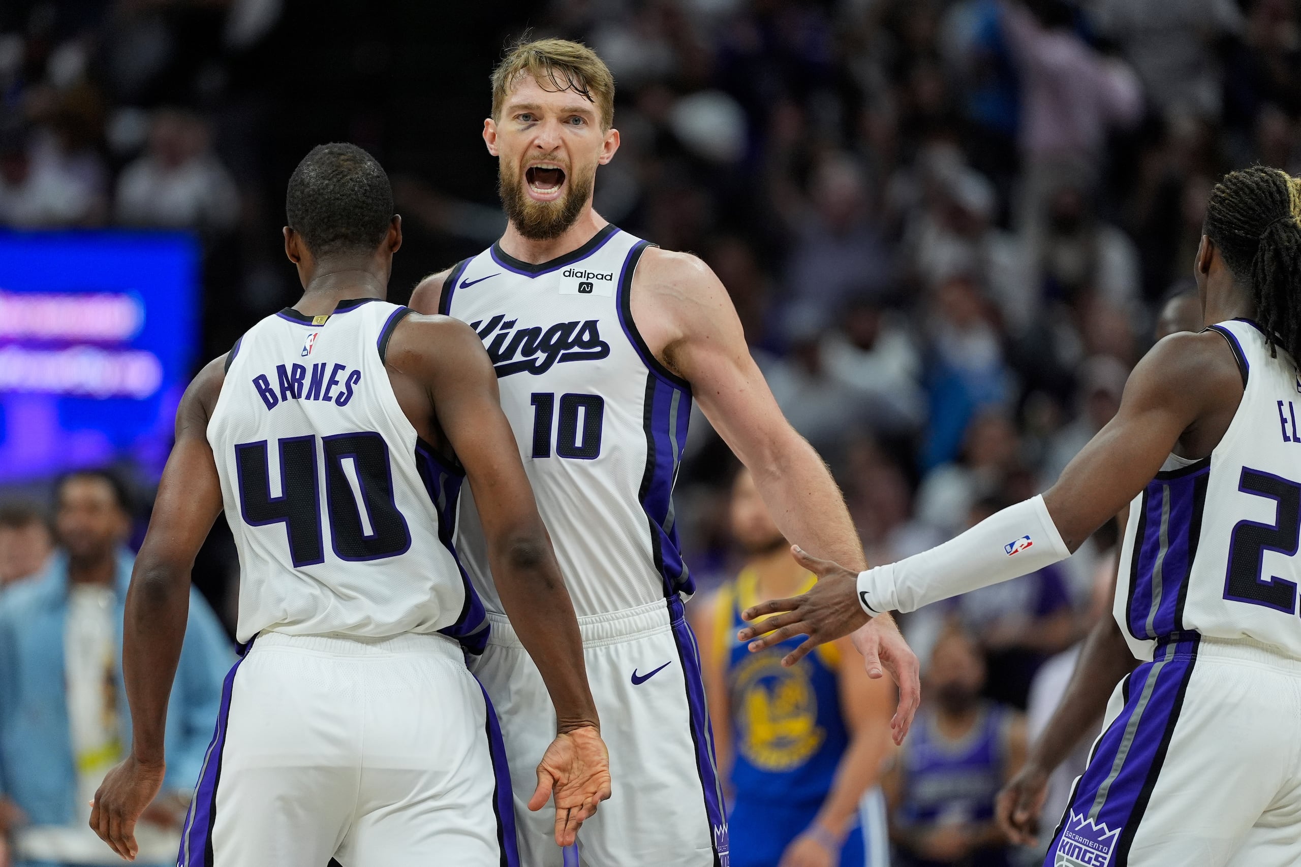 Domantas Sabonis, de los Kings de Sacramento, festeja con Harrison Barnes durante el partido del minitorneo de repesca frente a los Warriors de Golden State.