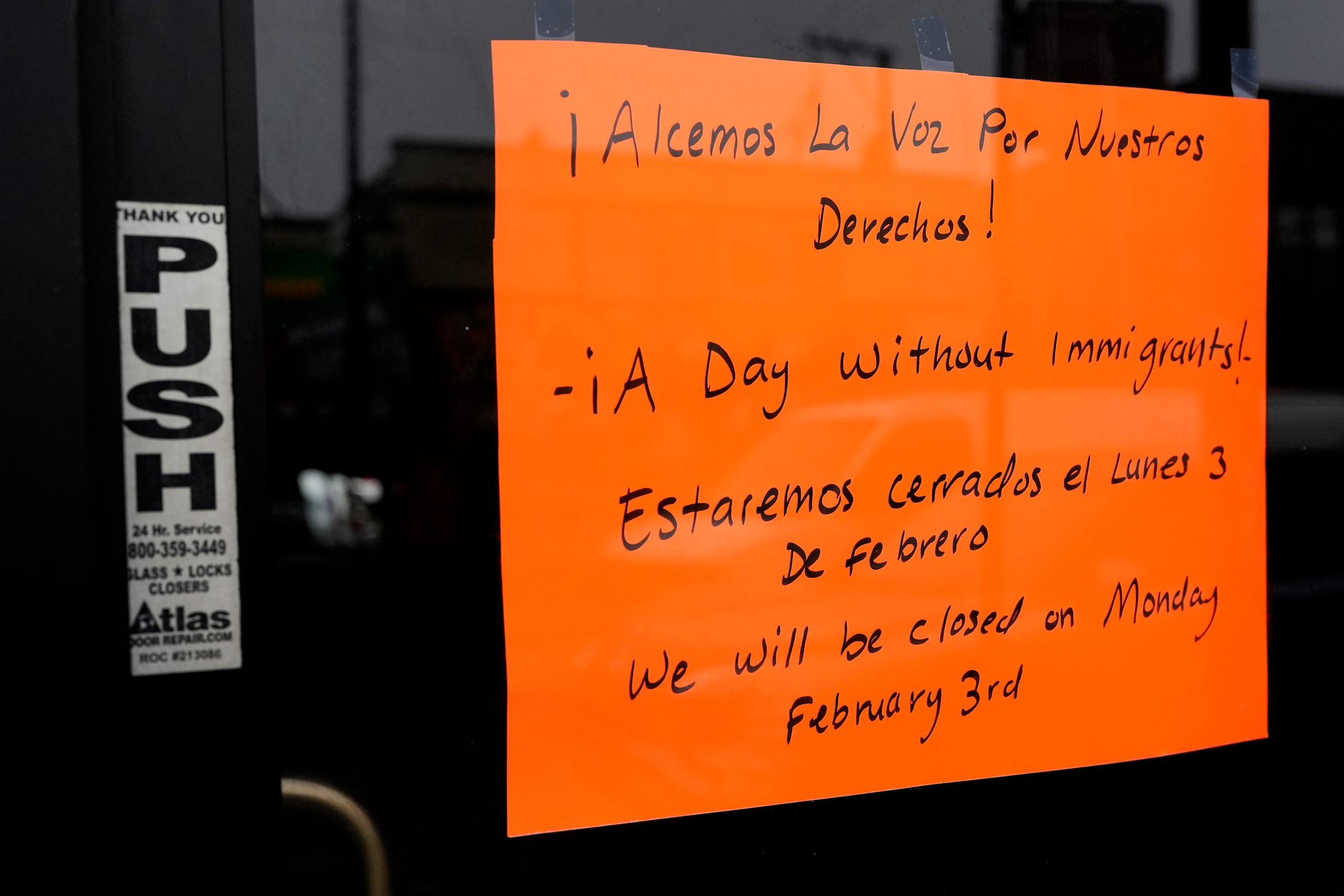 Un letrero de "cerrado" yace pegado en la puerta de un negocio en el vecindario Little Village en solidaridad con los inmigrantes, el lunes 3 de febrero de 2025, en Chicago. (AP Foto/Nam Y. Huh)