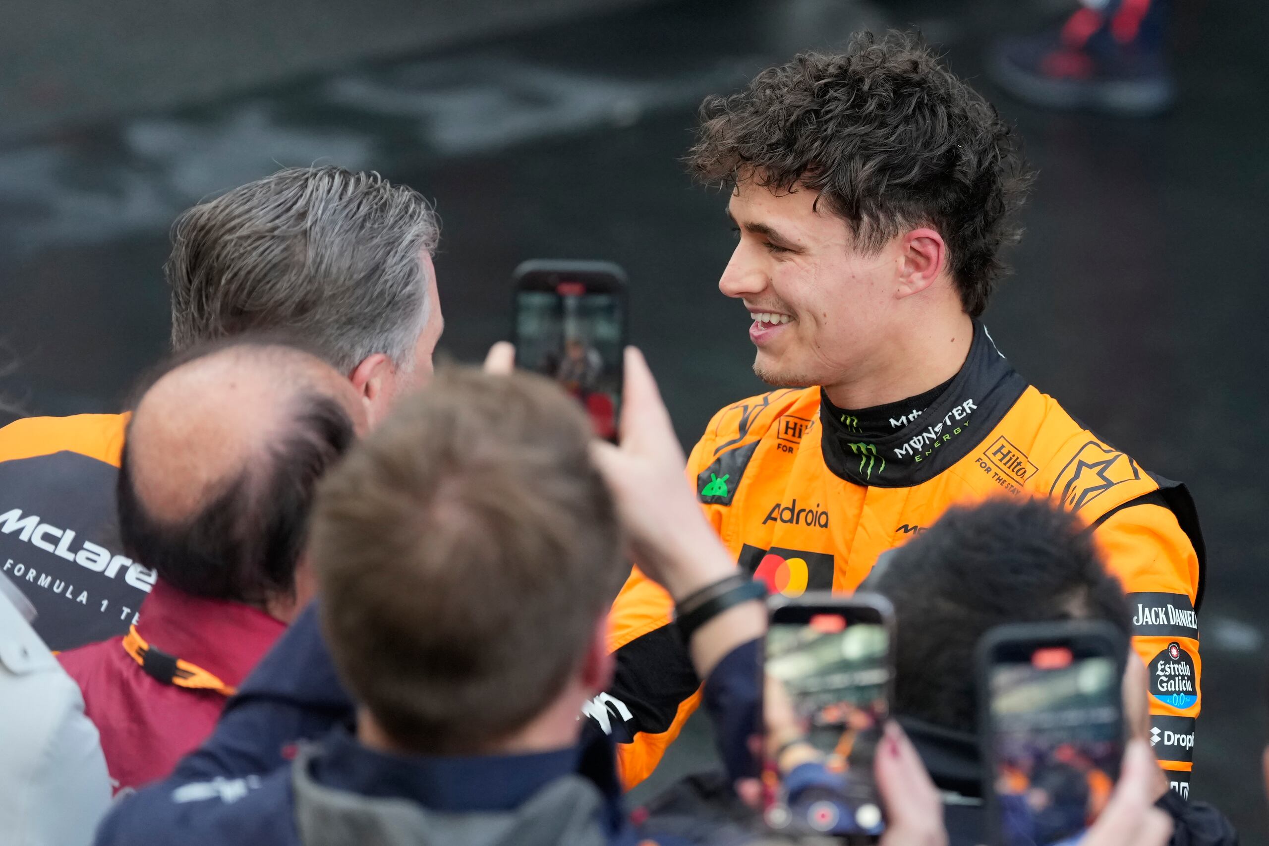 El piloto británico de McLaren Lando Norris reacciona tras ganar el Gran Premio de Fórmula 1 en Albert Park, en Melbourne, Australia, el domingo 16 de marzo de 2025. (AP Foto/Asanka Brendon Ratnayake)
