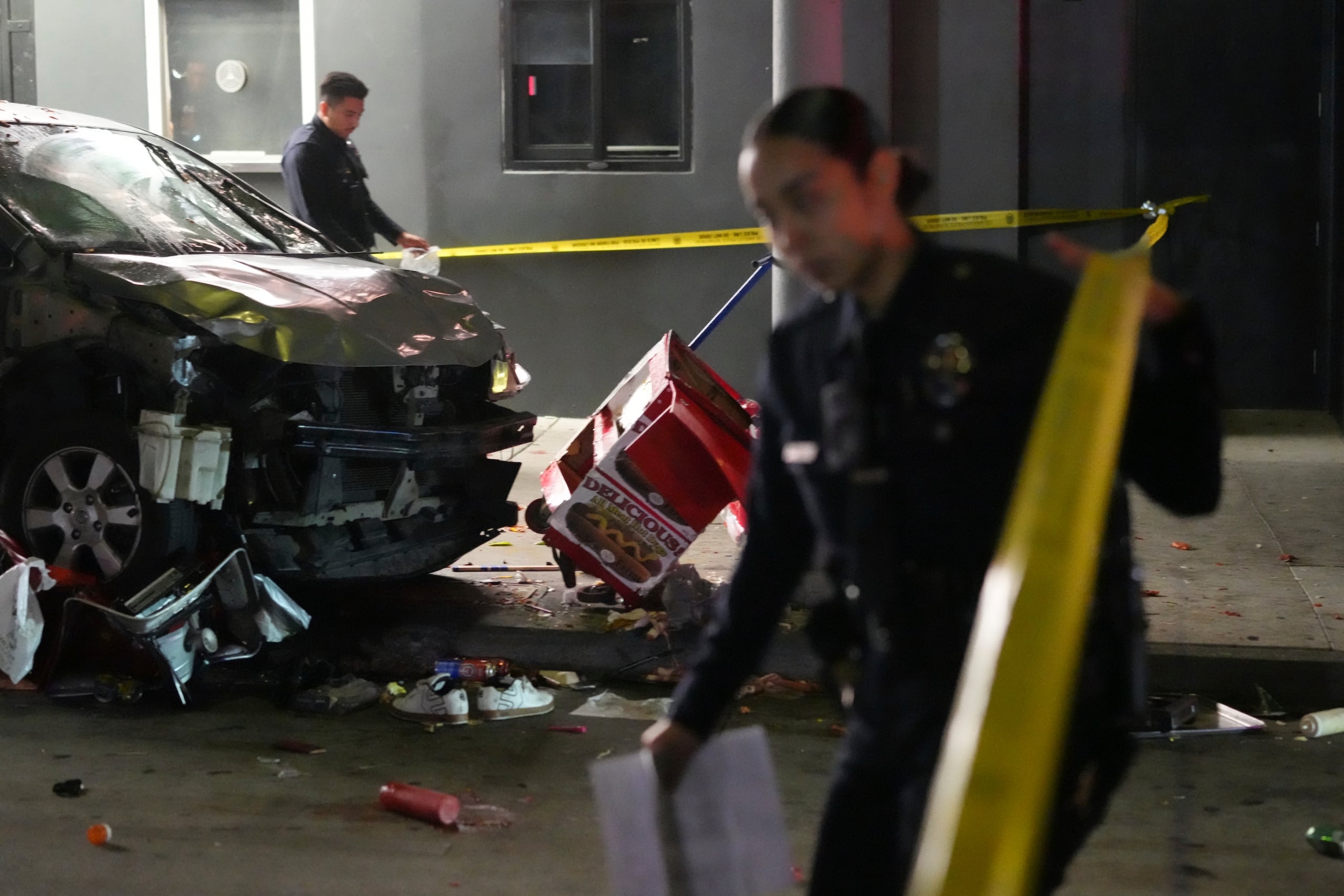 Un vehículo embistió a una multitud de personas que esperaban para entrar a un club nocturno a lo largo de un concurrido bulevar en Los Ángeles el sábado por la madrugada, hiriendo a 30 personas. (AP Photo/Damian Dovarganes)