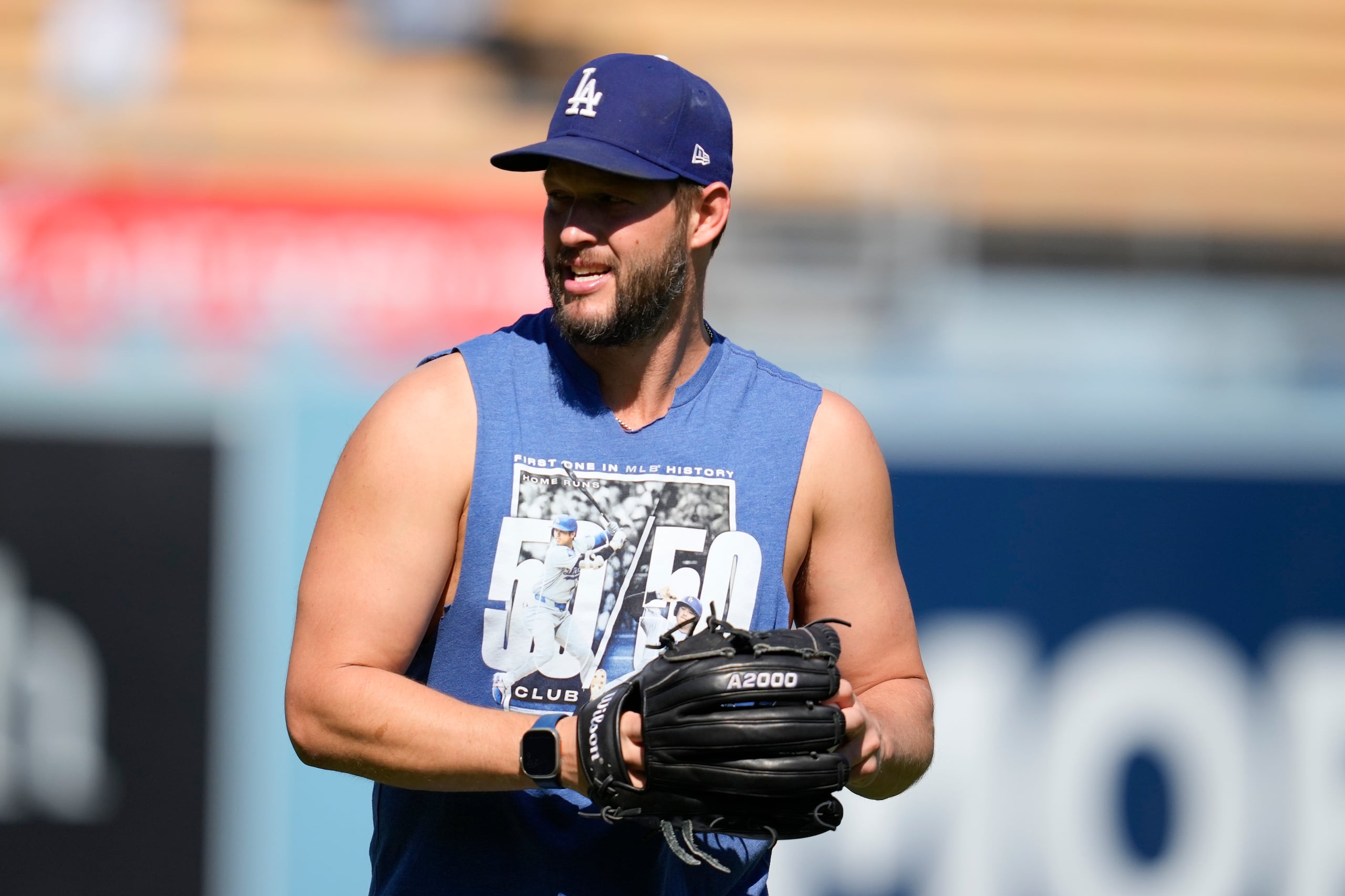 El lanzador de los Dodgers de Los Ángeles, Clayton Kershaw, calienta antes del Juego 2 de una Serie Divisional de la Liga Nacional de béisbol contra los Padres de San Diego, el domingo 6 de octubre de 2024, en Los Ángeles. (AP Foto/Ashley Landis)