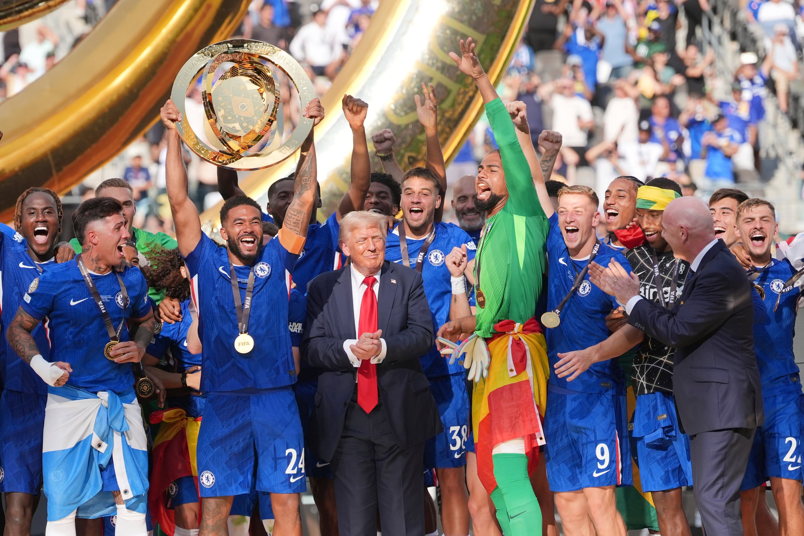 Reece James, del Chelsea, alza el trofeo del Mundial de Clubes, junto al presidente estadounidense, Donald Trump.