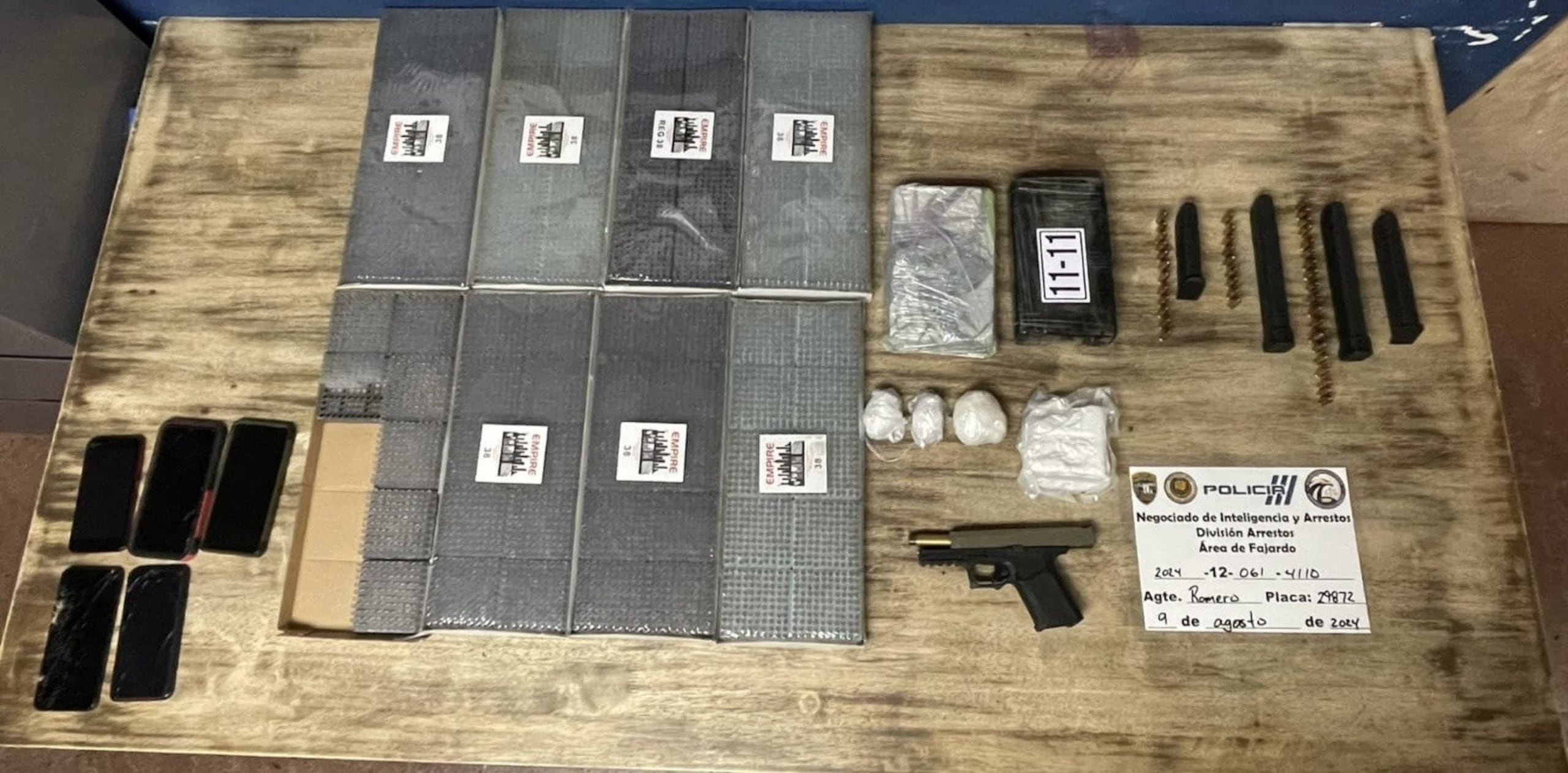 Dos kilos de cocaína, una pistola calibre 9 milímetros, cuatro cargadores y 40 municiones calibre 9 milímetros ocupados en Río Grande.
