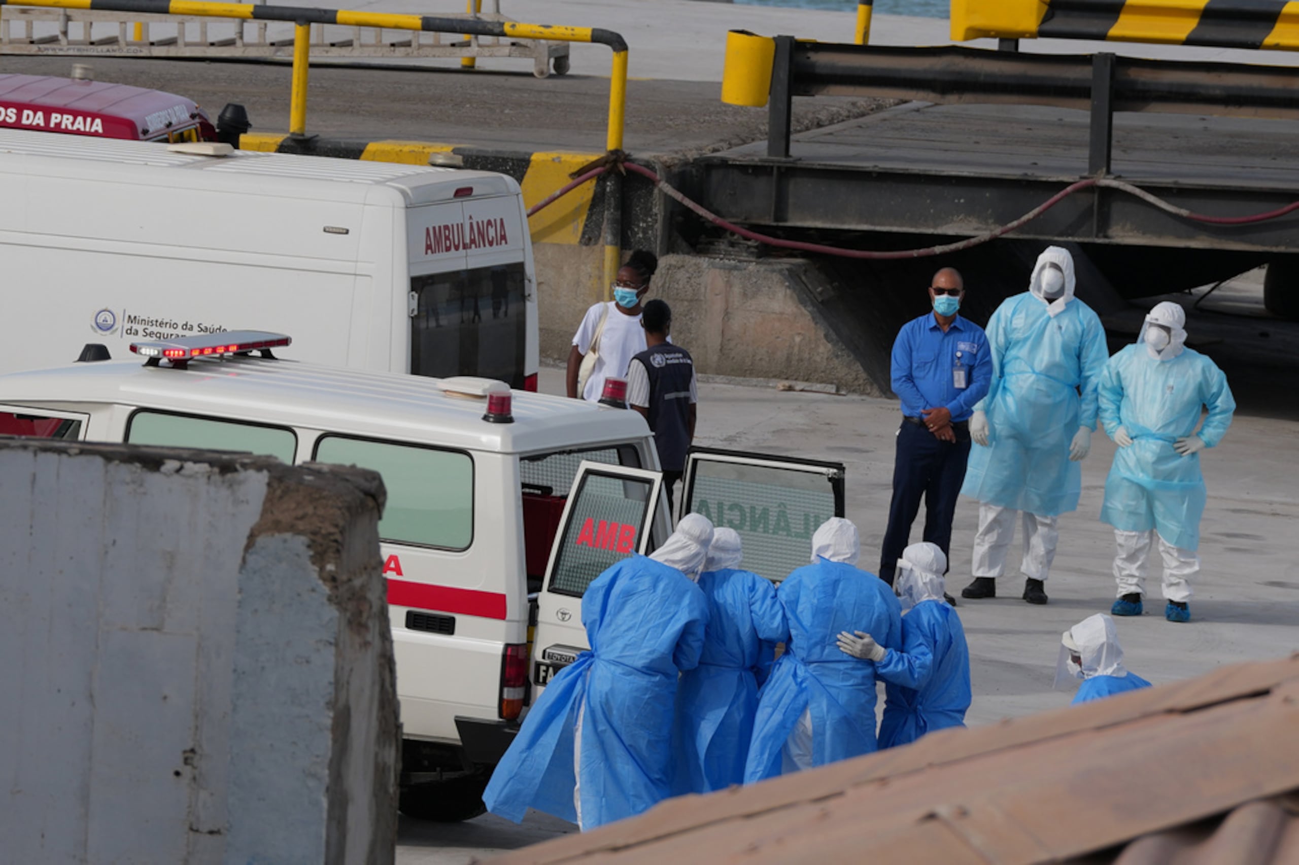 Trabajadores de salud con trajes de protección evacúan pacientes del crucero MV Hondius en una ambulancia en puerto Praia, en Cabo Verde, el 6 de mayo de 2026.