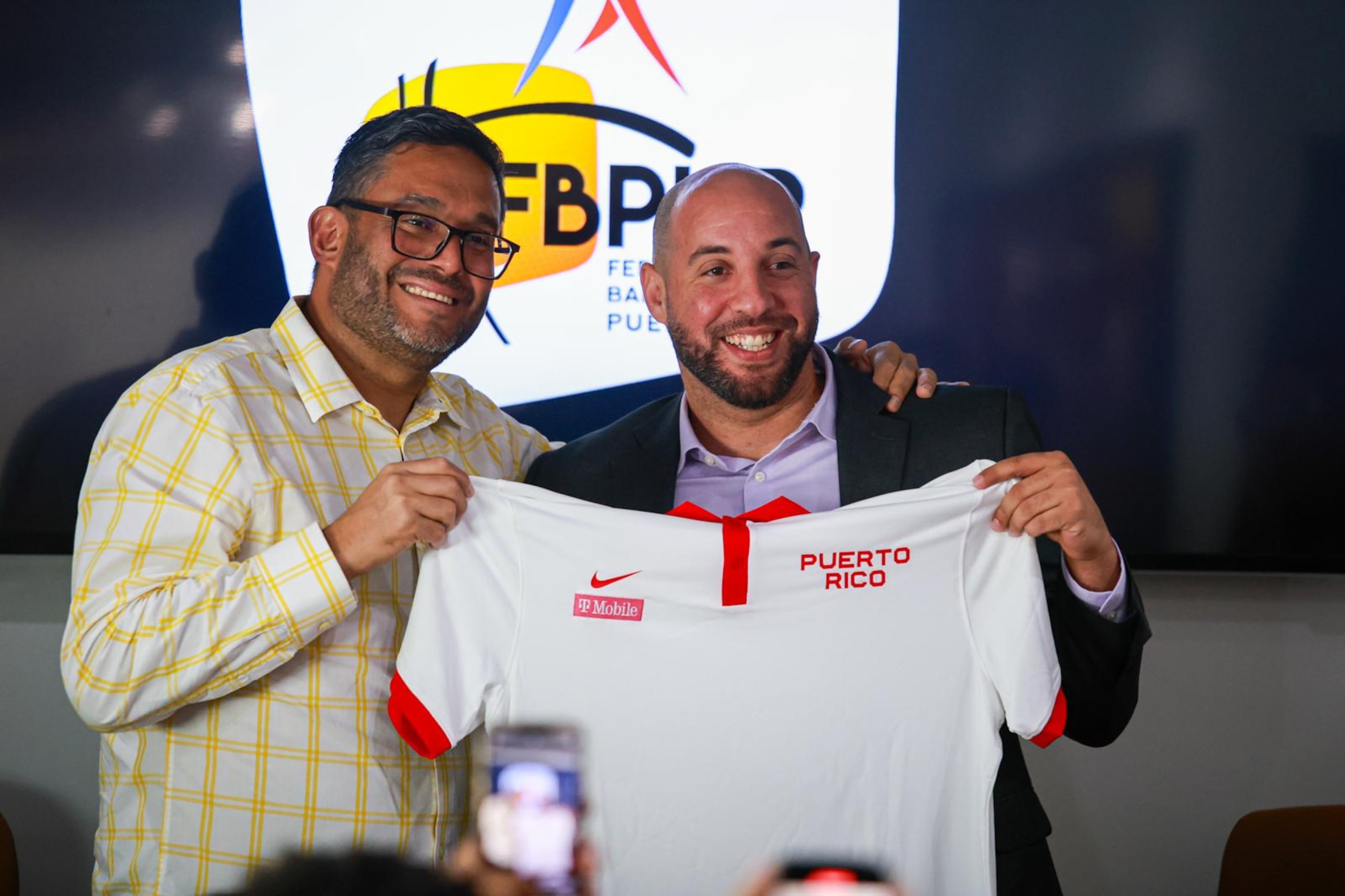 El presidente de la Federación de Baloncesto, el licenciado Yum Ramos, junto al nuevo dirigente de la Selección Nacional, Carlos González.