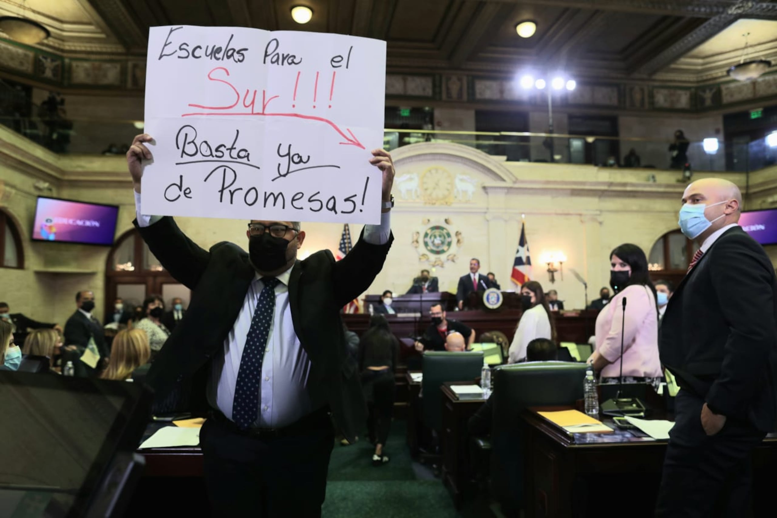 Representante Jose ""Cheito" Rivera Madera protestó con un cartelón durante el mensaje del gobernador Pedro Pierluisi sobre el estado de situación del País en abril pasado.