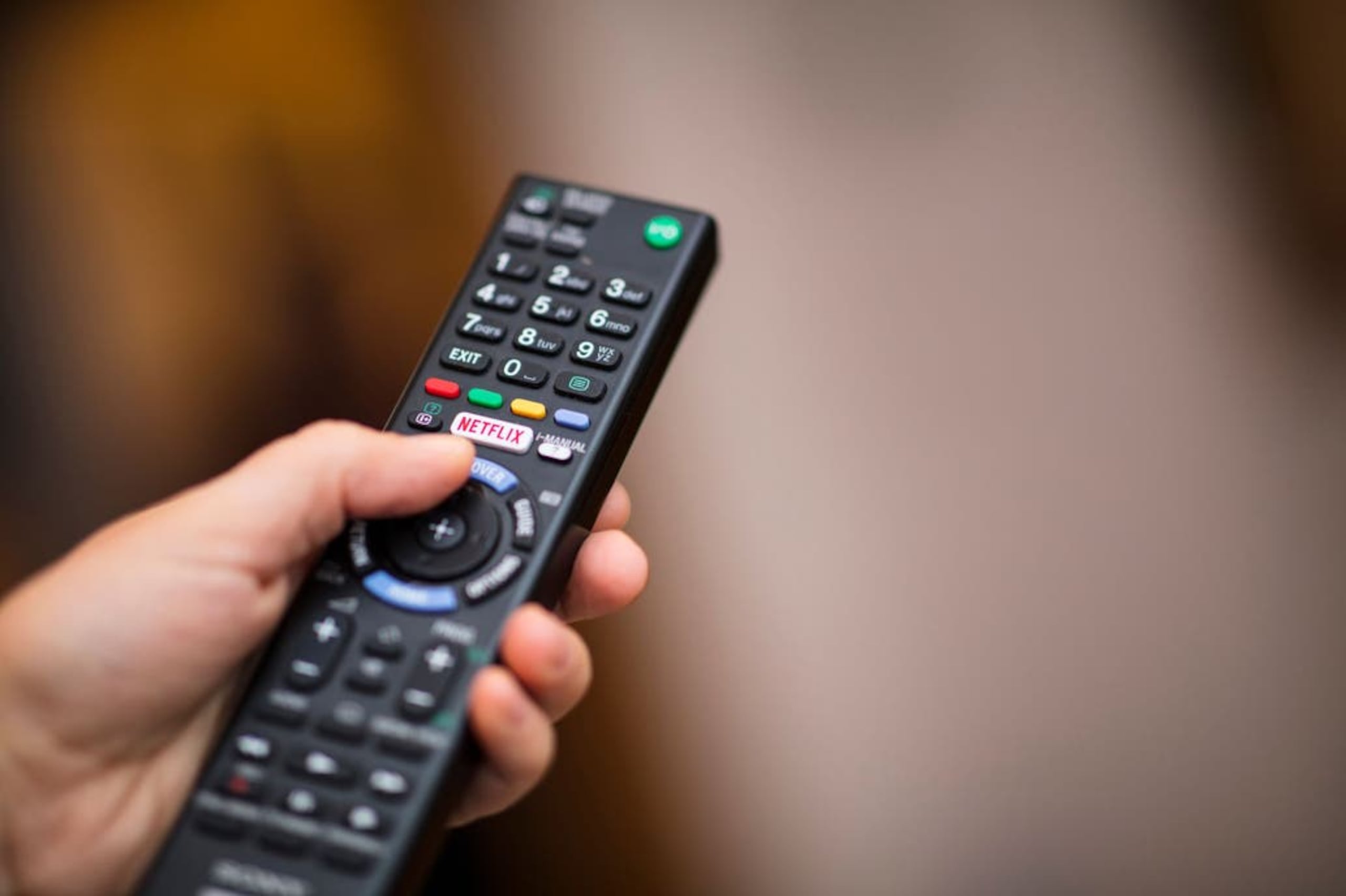 Algunos televisores y apartaos tecnológicos no reconocen la voz de personas con discapacidad, quienes por momentos no articulan igual que otras personas.