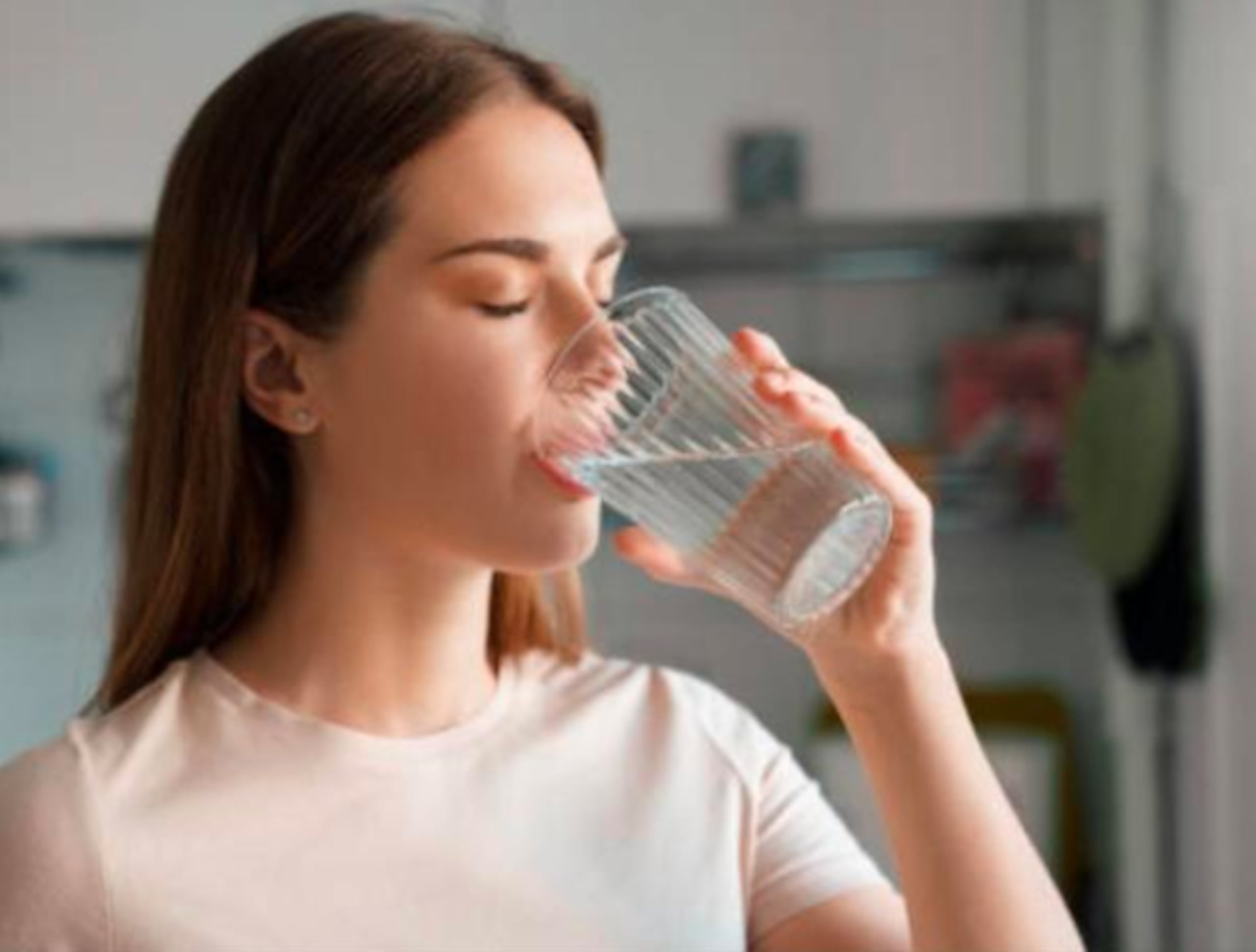 Reemplazar bebidas azucaradas por agua ayuda a controlar calorías y proteger la salud.