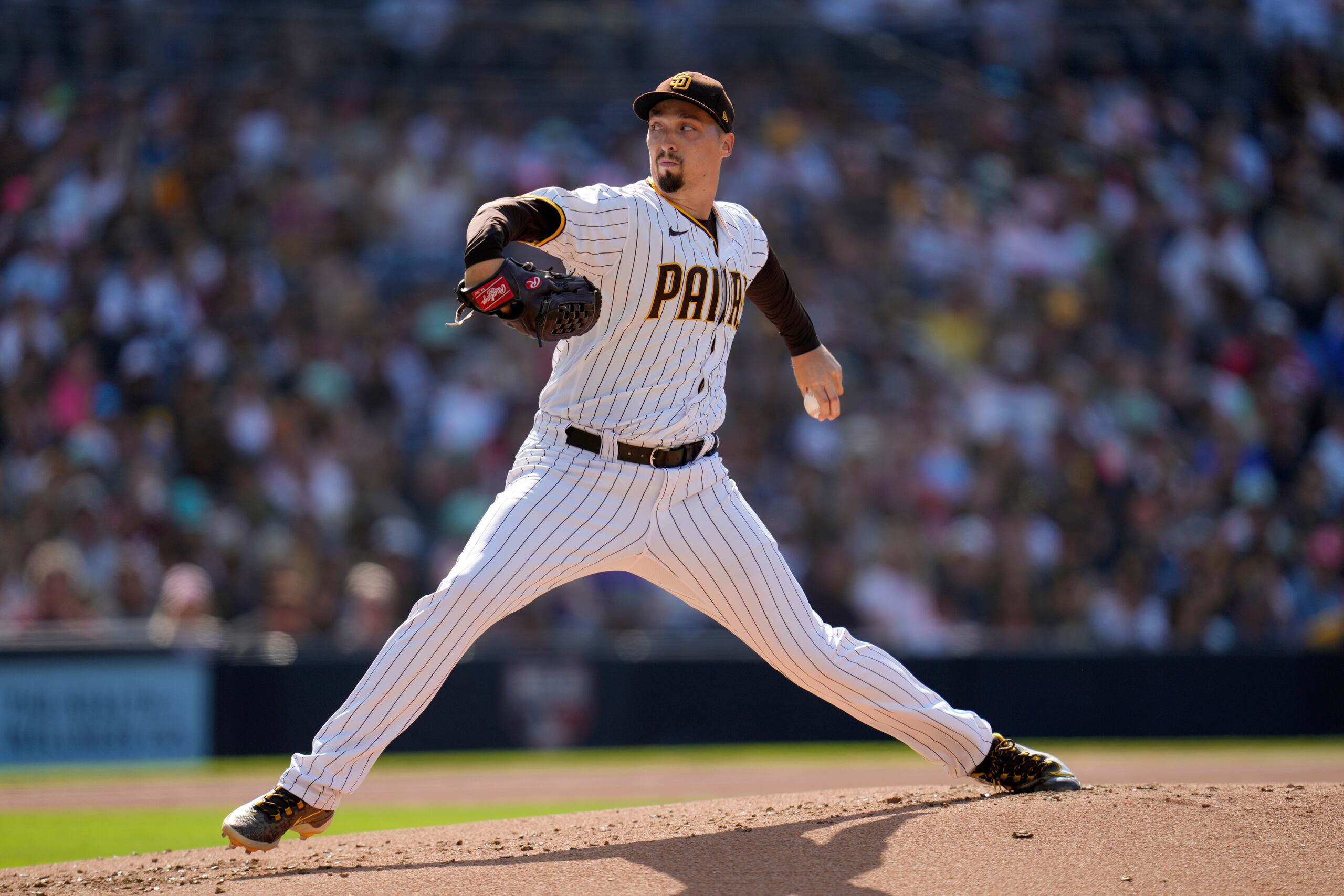 El abridor de los Padres de San Diego, Blake Snell, trabaja en la segunda entrada el sábado ante los Rays de Tampa Bay.