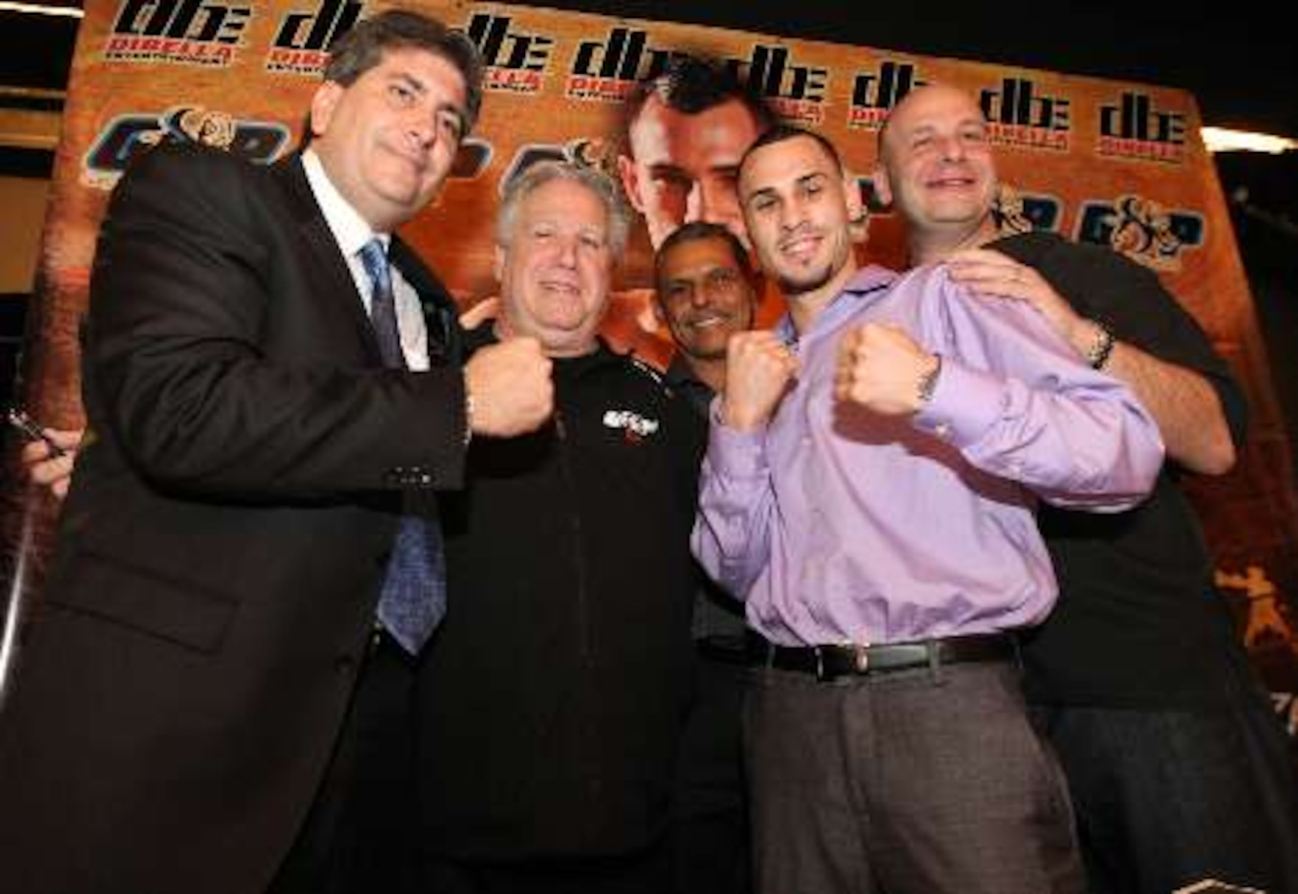 En enero pasado, los promotores Gary Shaw y Lou DiBella (derecha) se unieron a Javier Bustillo para la firma de José Pedraza como boxeador profesional. <font color="yellow">(Primera Hora / Archivo / Juan Luis Martínez)</font>
