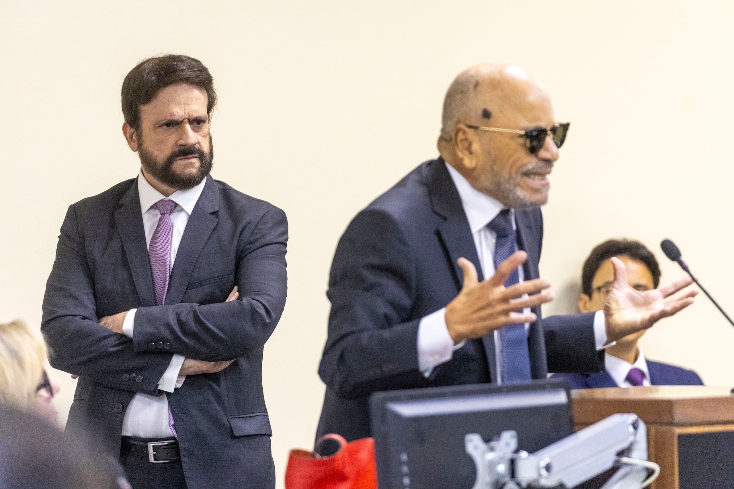 Roberto Alonso Santiago, abogado de Mireddys y Ayeicha González, se dirige al juez, mientras el abogado de Daddy Yankee, Carlos Díaz Olivo, le observa.