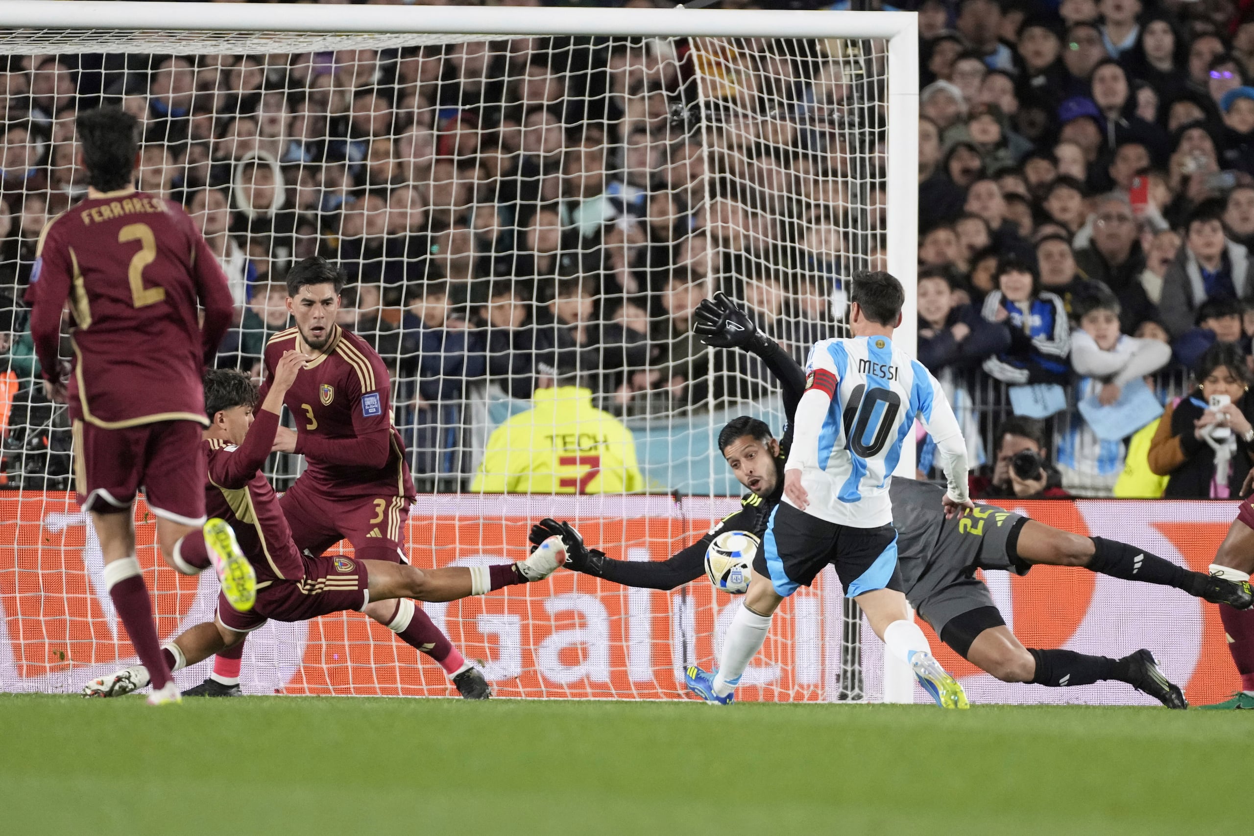 Lionel Messi abriendo el marcador con un tanto frente a Venezuela.