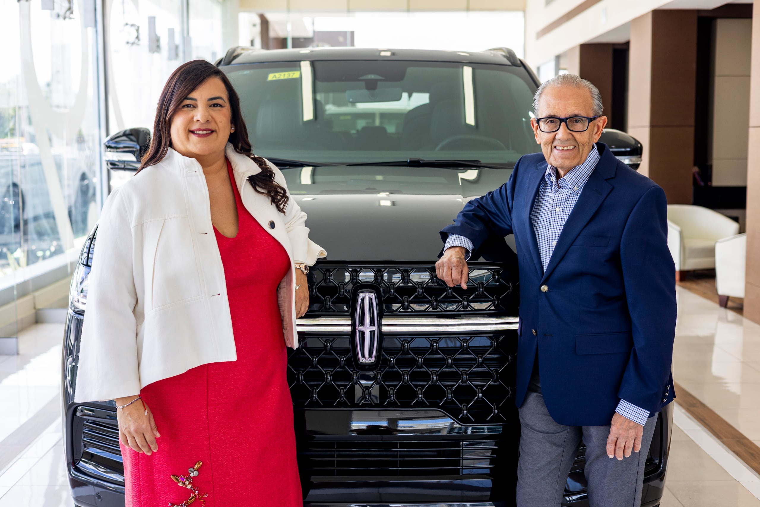 Rosángela Guerra, directora de Ford para Puerto Rico, Centroamérica y el Caribe, y Ramón Vega, presidente de Autos Vega Group, distribuidor exclusivo de Lincoln en la isla, en el concesionario San Juan Lincoln.
