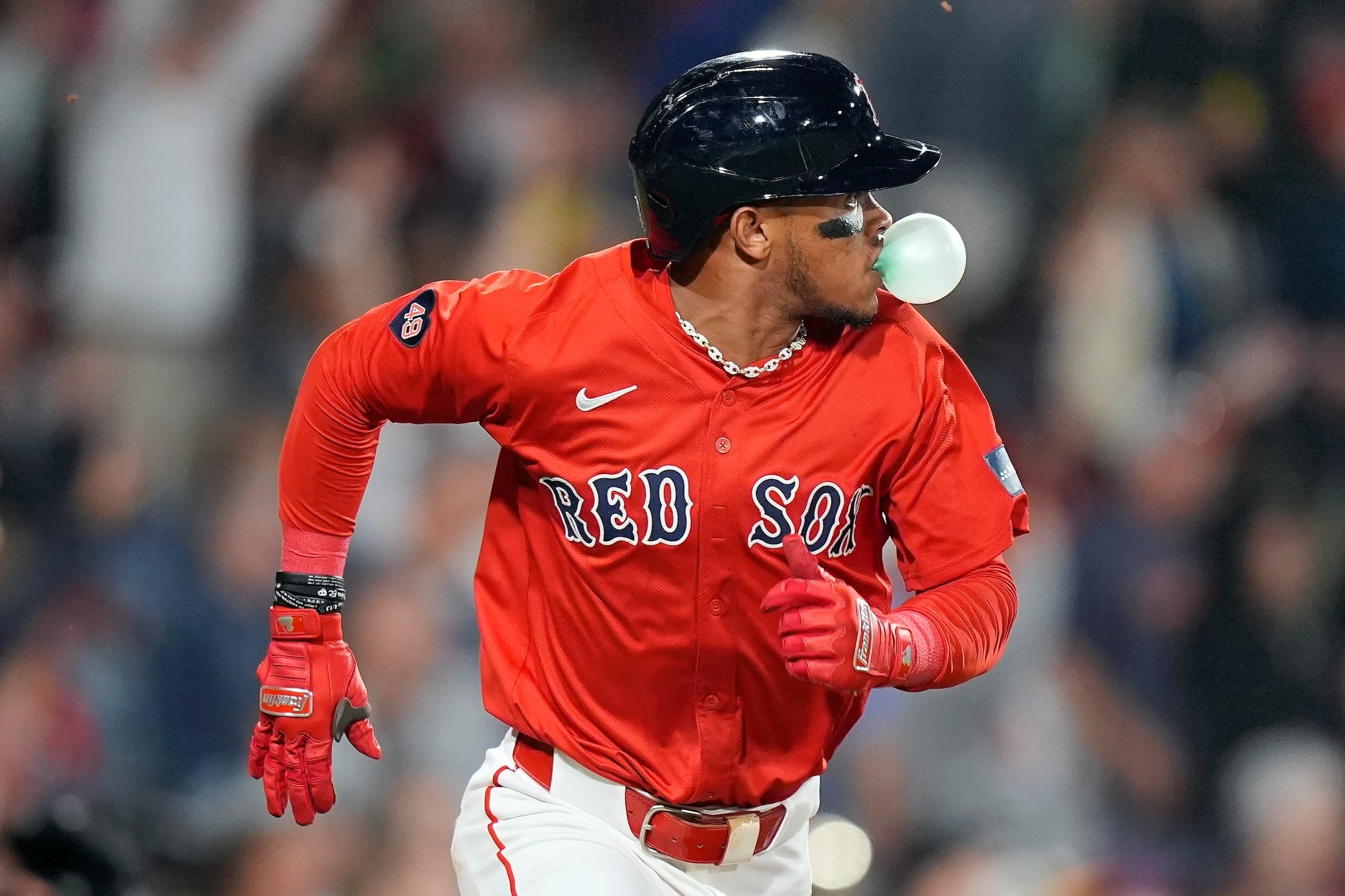 Ceddanne Rafaela, de los Red Sox de Boston, corre después de pegar jonrón productor de dos carreras durante la séptima entrada del juego contra los White Sox de Chicago.