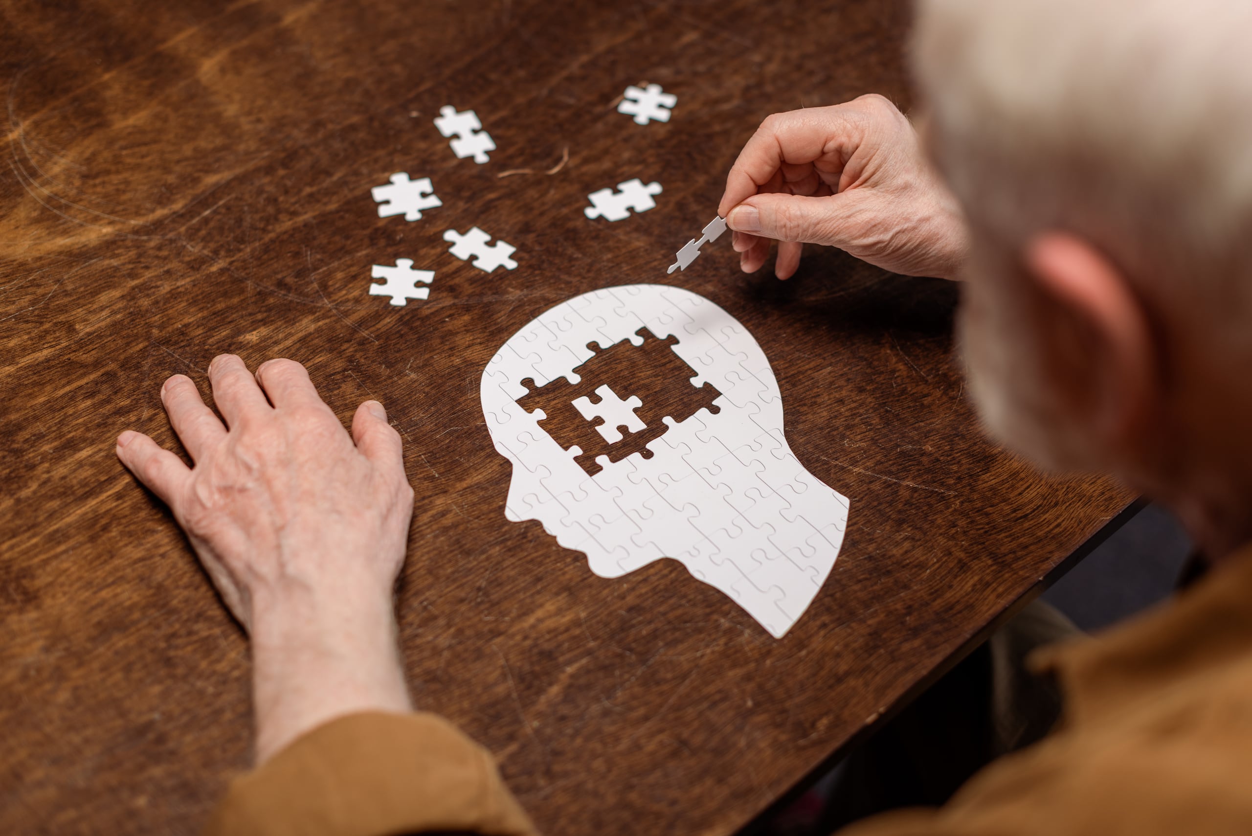 Hay varios factores biológicos y genéticos que causan la enfermedad de Alzheimer, y también hay un riesgo relacionado con el estilo de vida.