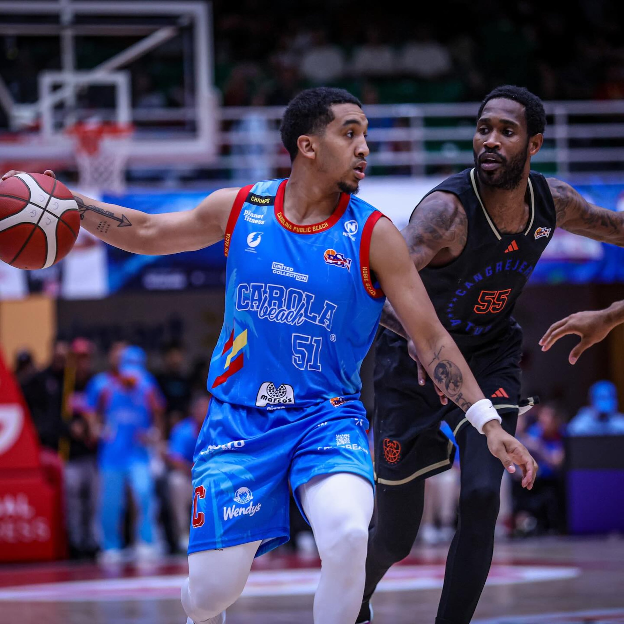 Tremont Waters, con el balón, logró 22 puntos por los Gigantes.