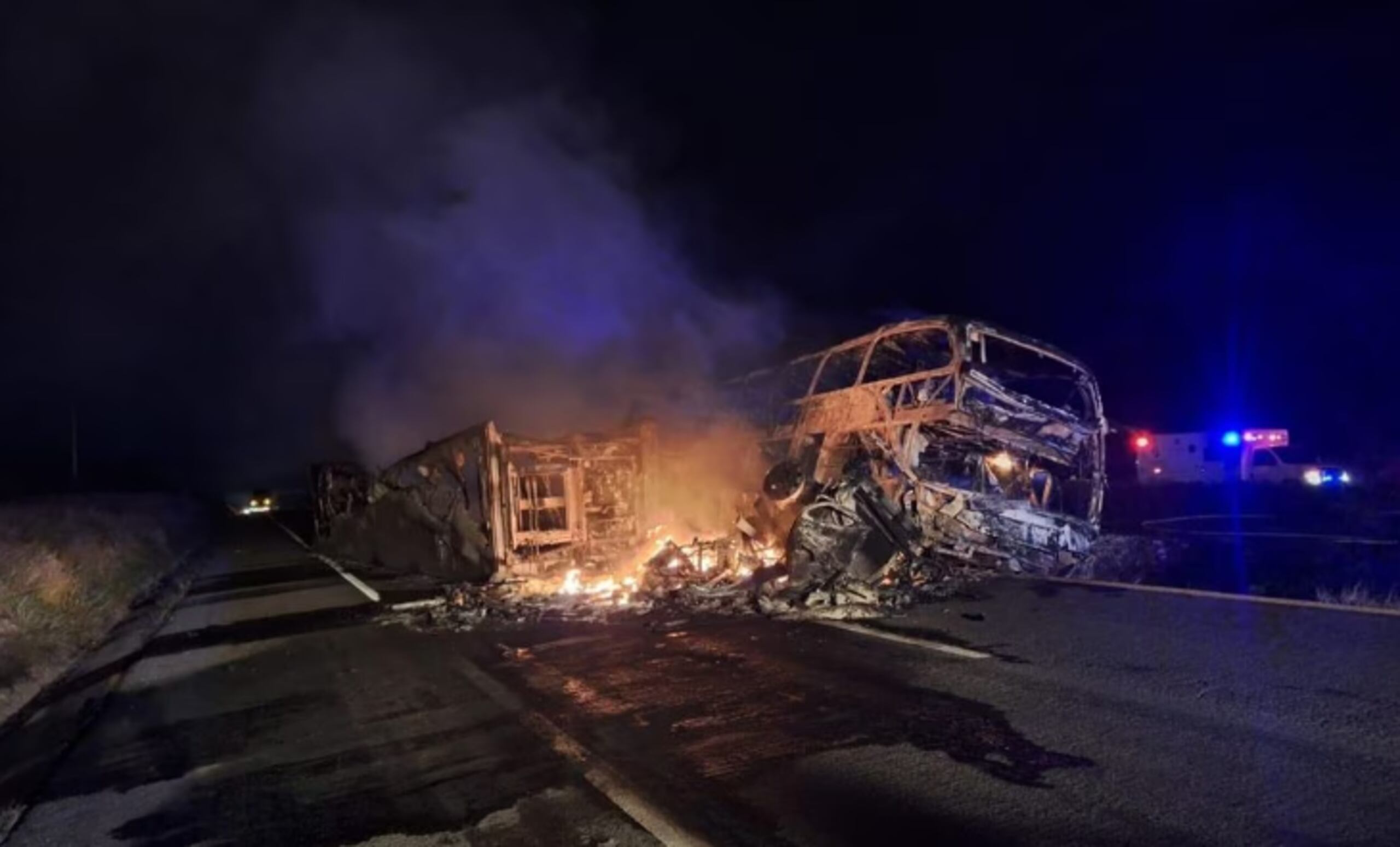 La madrugada del martes, el autobús número 502, procedente de Guadalajara, se estrelló contra un tráiler que estaba volcado y a causa del impacto se incendió.