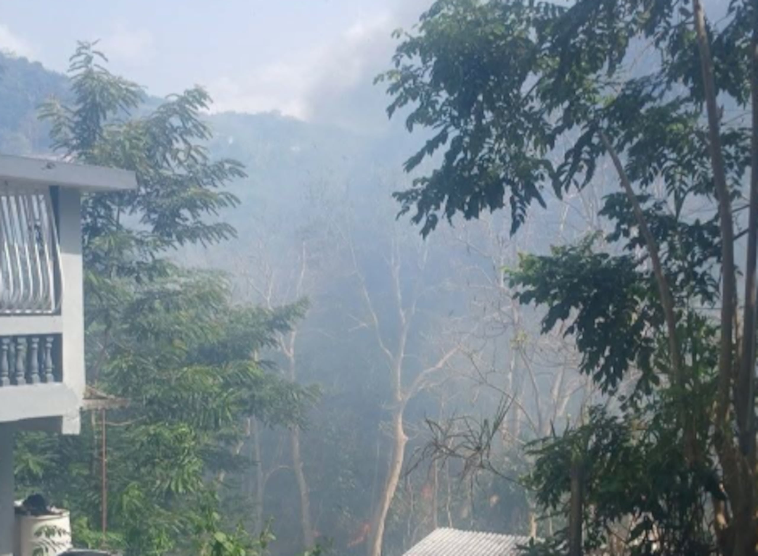 Imagen del fuego reportado en Carolina publicado por el Negociado del Cuerpo de Bomberos en su página de Facebook.