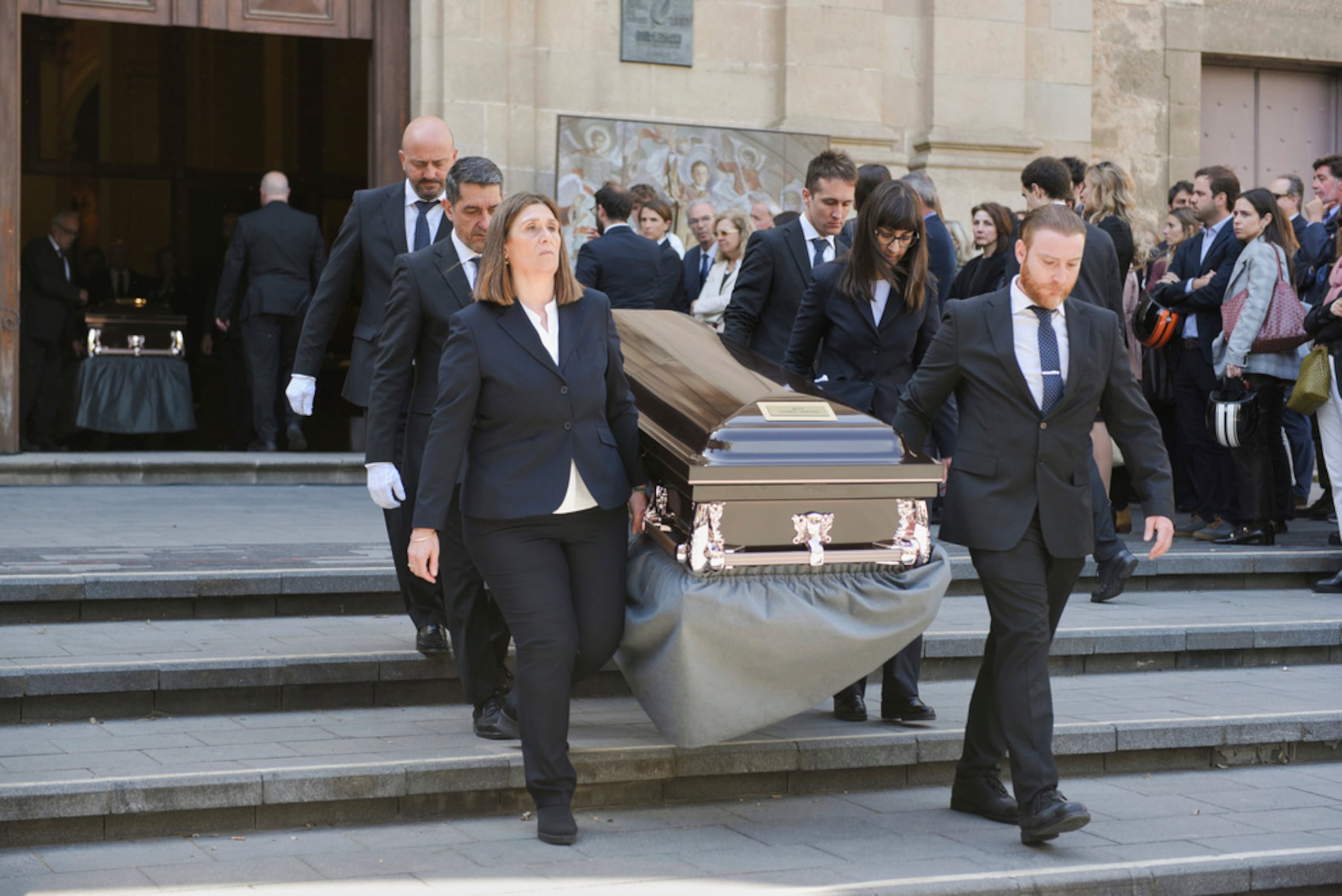 Miembros de una agencia funeraria cargan el ataúd de una de las personas fallecidas en el accidente de helicóptero ocurrido hace dos semanas en Nueva York, en el funeral de las víctimas en Barcelona, España, el martes 22 de abril de 2025.