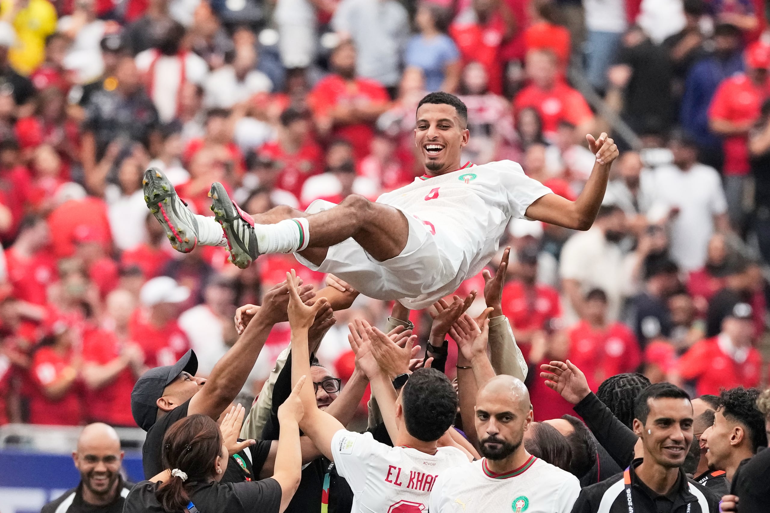 Azzedine Ounahi es lanzado al aire por sus compañeros, luego de la victoria de Marruecos sobre Canadá en el Mundial.
