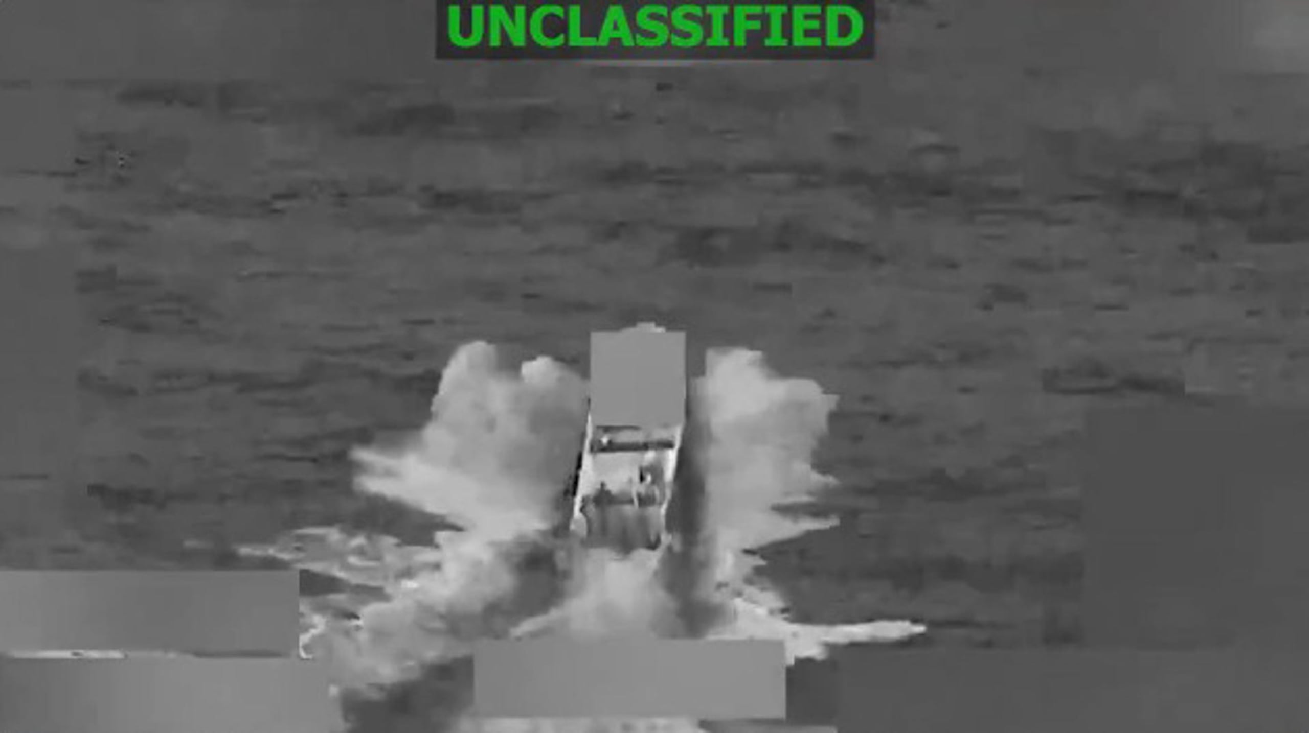 Captura de un video difundido por el Comando Sur de las fuerzas armadas estadounidenses de un buque supuestamente operado por organizaciones del narcotráfico en aguas internacionales del Pacífico, cerca de Colombia.