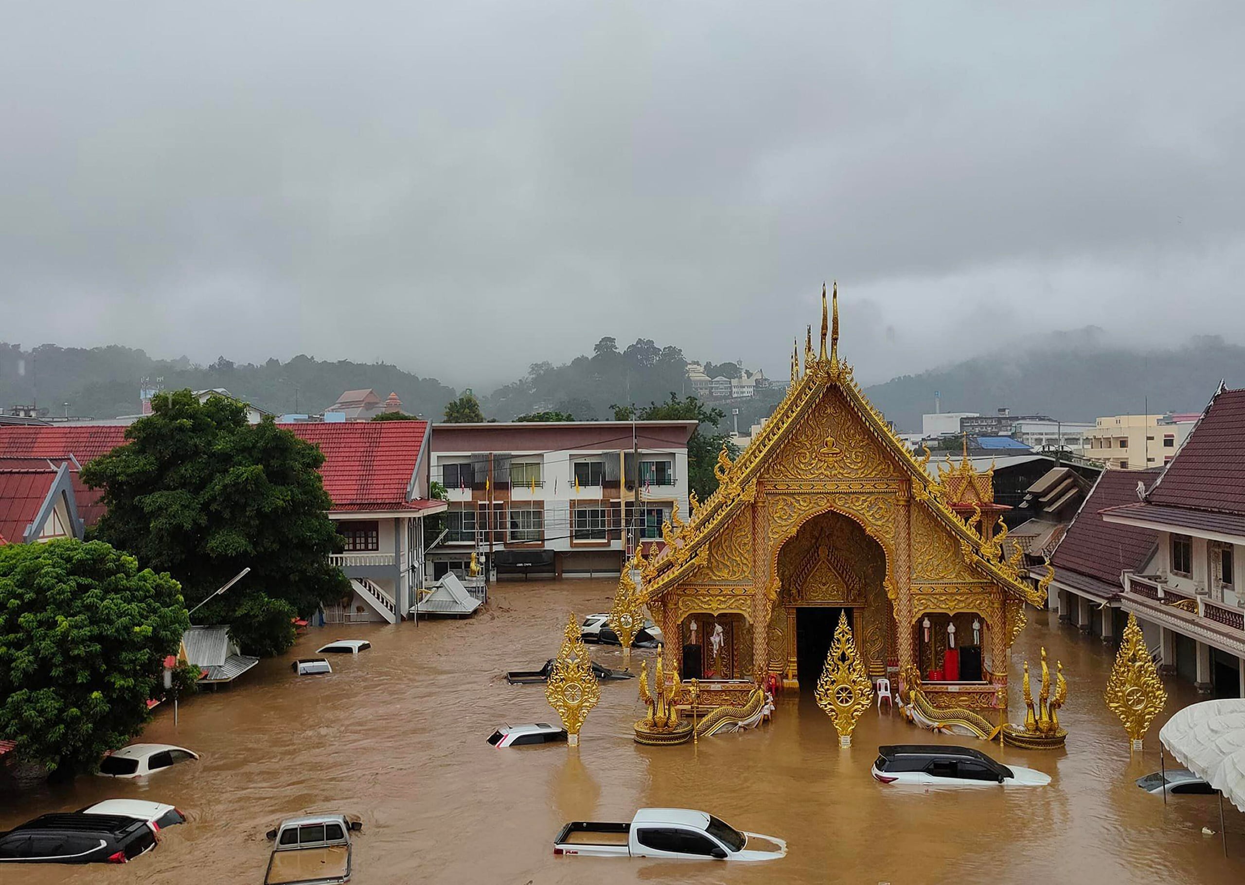 Un templo de la ciudad tailandesa de Mae Sai, norte del país, y sus alrededores azotados por unas catrasfróficas inundaciones.