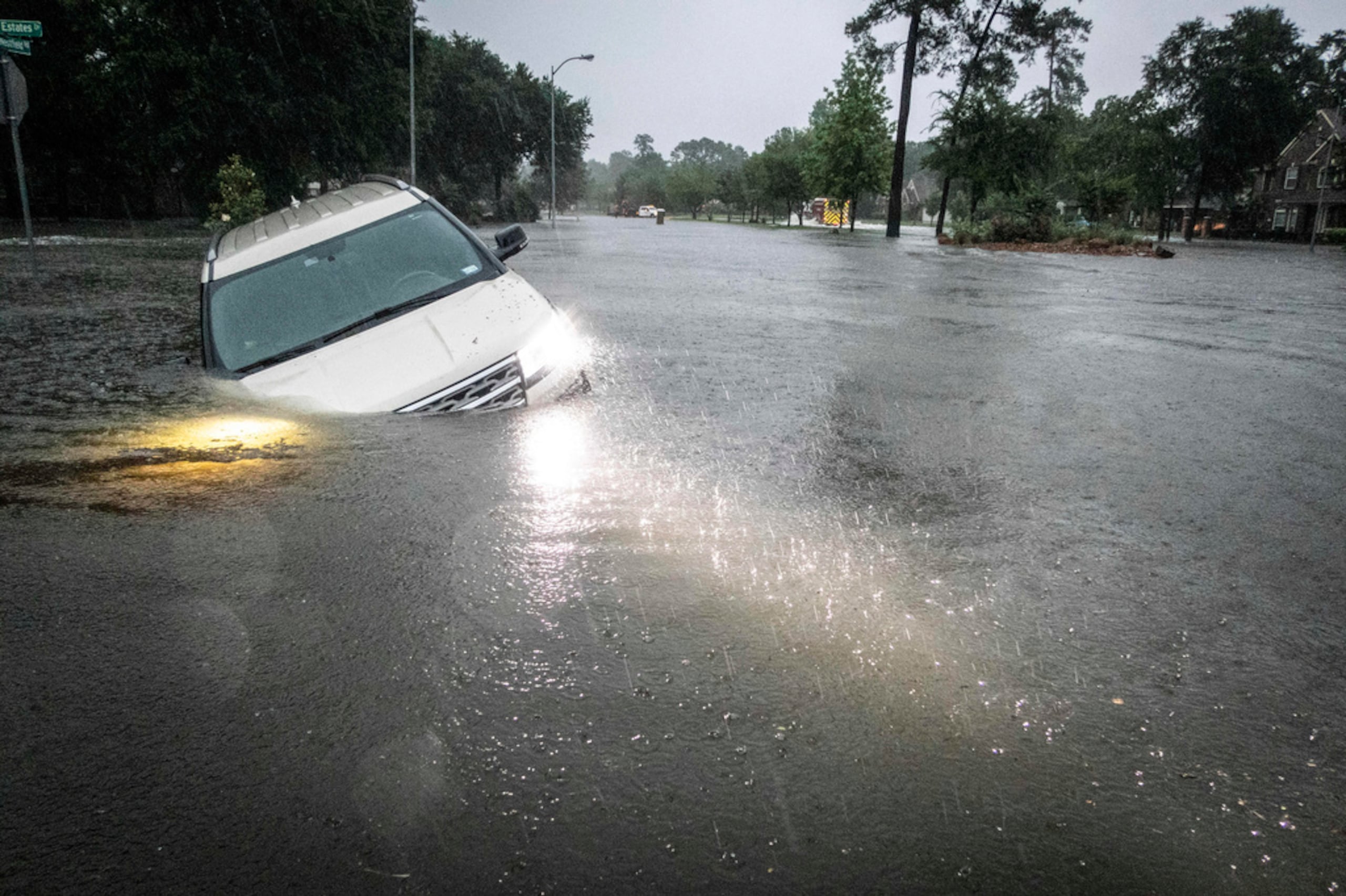 Guagua varada en una zanja inundada en Spring, Texas.