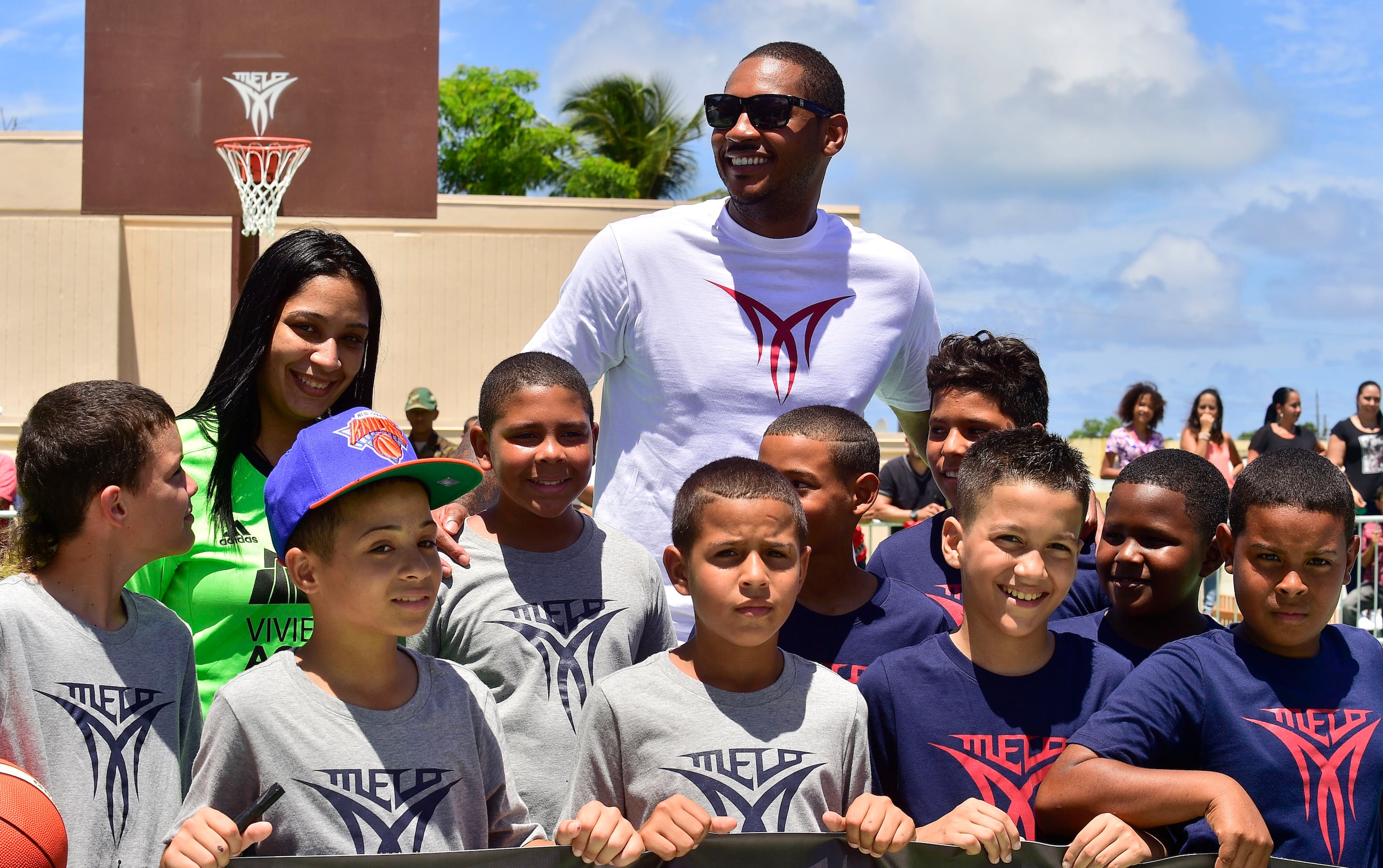 Carmelo Anthony en el residencial Galateo en Río Grande.
