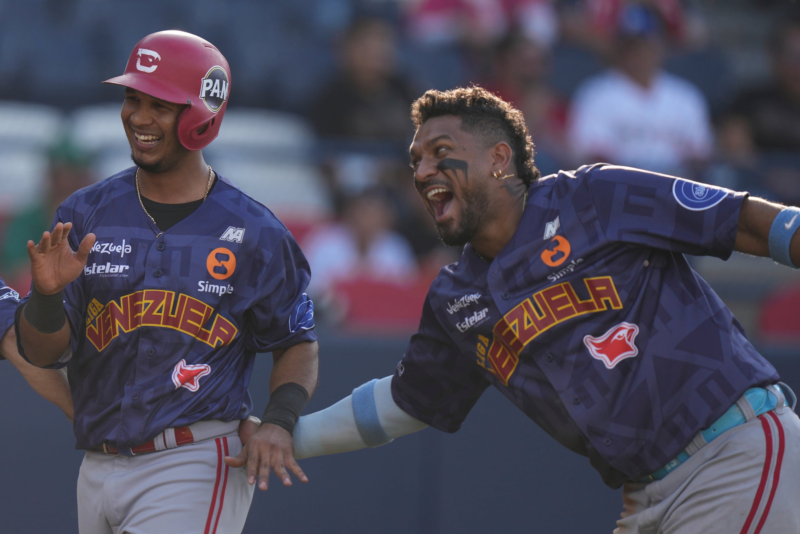 Jecksson Flores de los Cardenales de Lara de Venezuela celebra tras anotar en el encuentro ante Indios de Mayaguez de Puerto Rico en la Serie del Caribe en Mexicali, México el lunes 3 de febrero del 2025. (AP Foto/Fernando Llano)