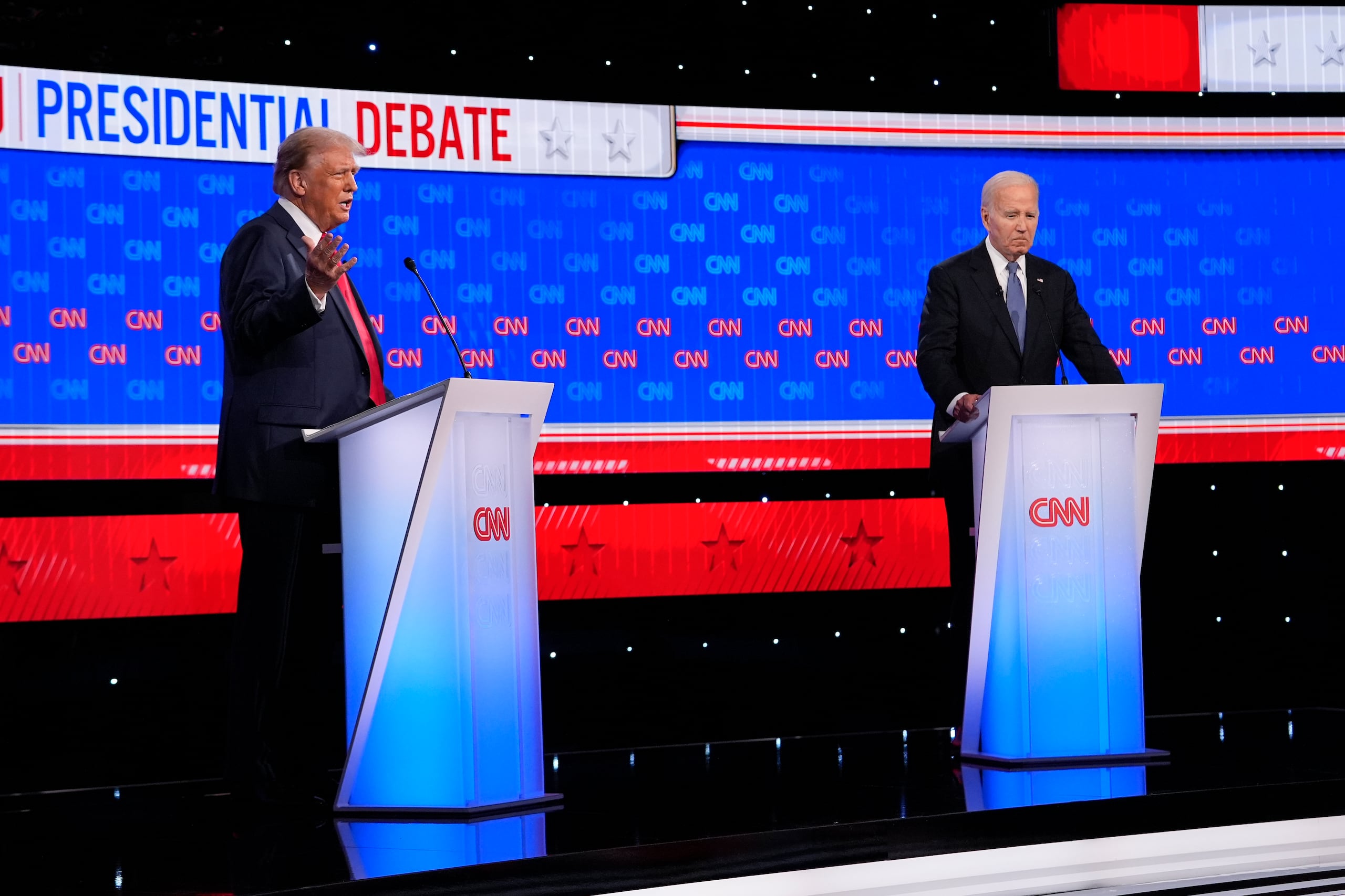 El presidente Joe Biden (derecha) escucha mientras el candidato republicano a la presidencia, el expresidente Donald Trump habla durante el debate presidencial realizado por la cadena CNN, el jueves 27 de junio de 2024, en Atlanta. (AP Foto/Gerald Herbert)