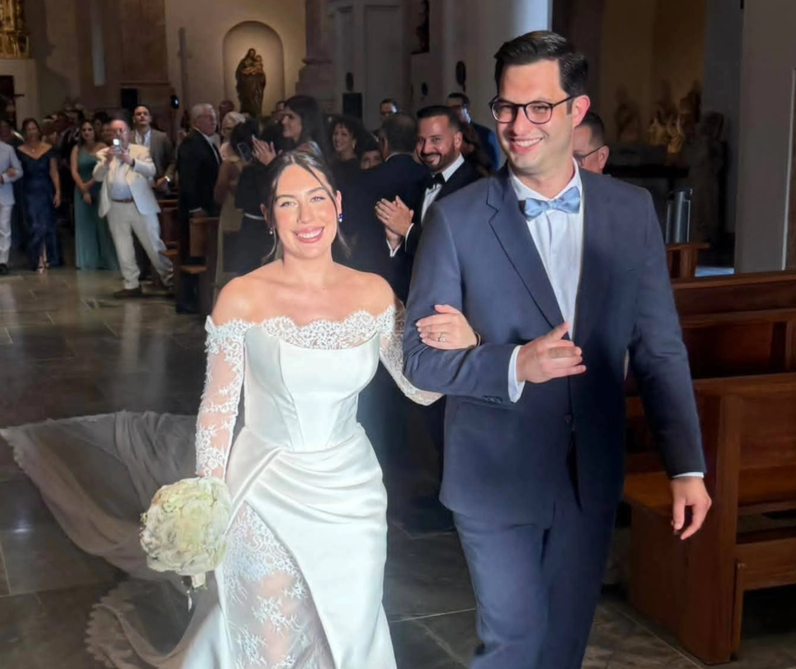 Alondra Laclaustra y Héctor Ferrer Santiago salen de la iglesia San José, tras celebrar su boda.