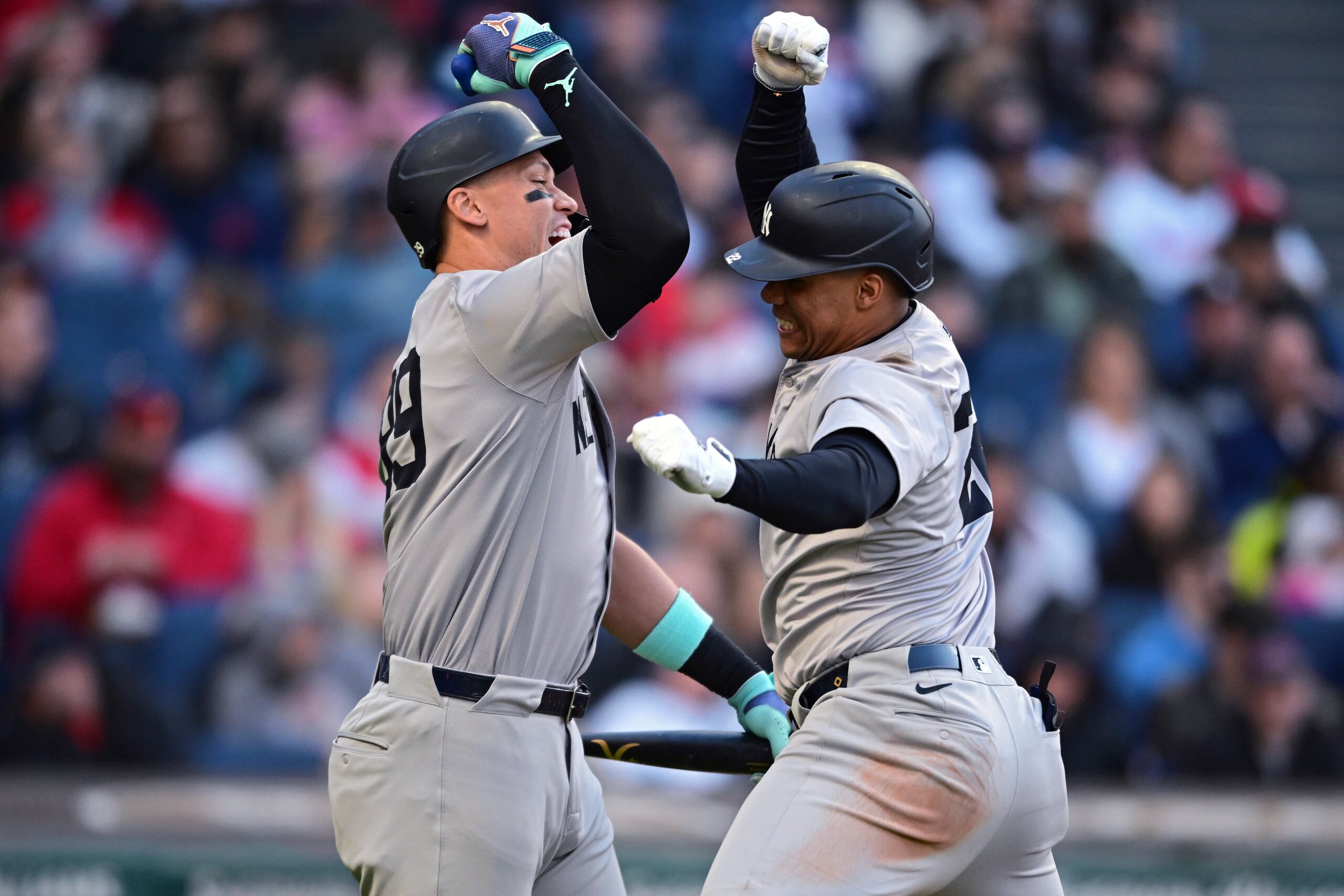 El dominicano Juan Soto (derecha) festeja con Aaron Judge luego de conseguir un jonrón de tres carreras ante los Guardianes de Cleveland.