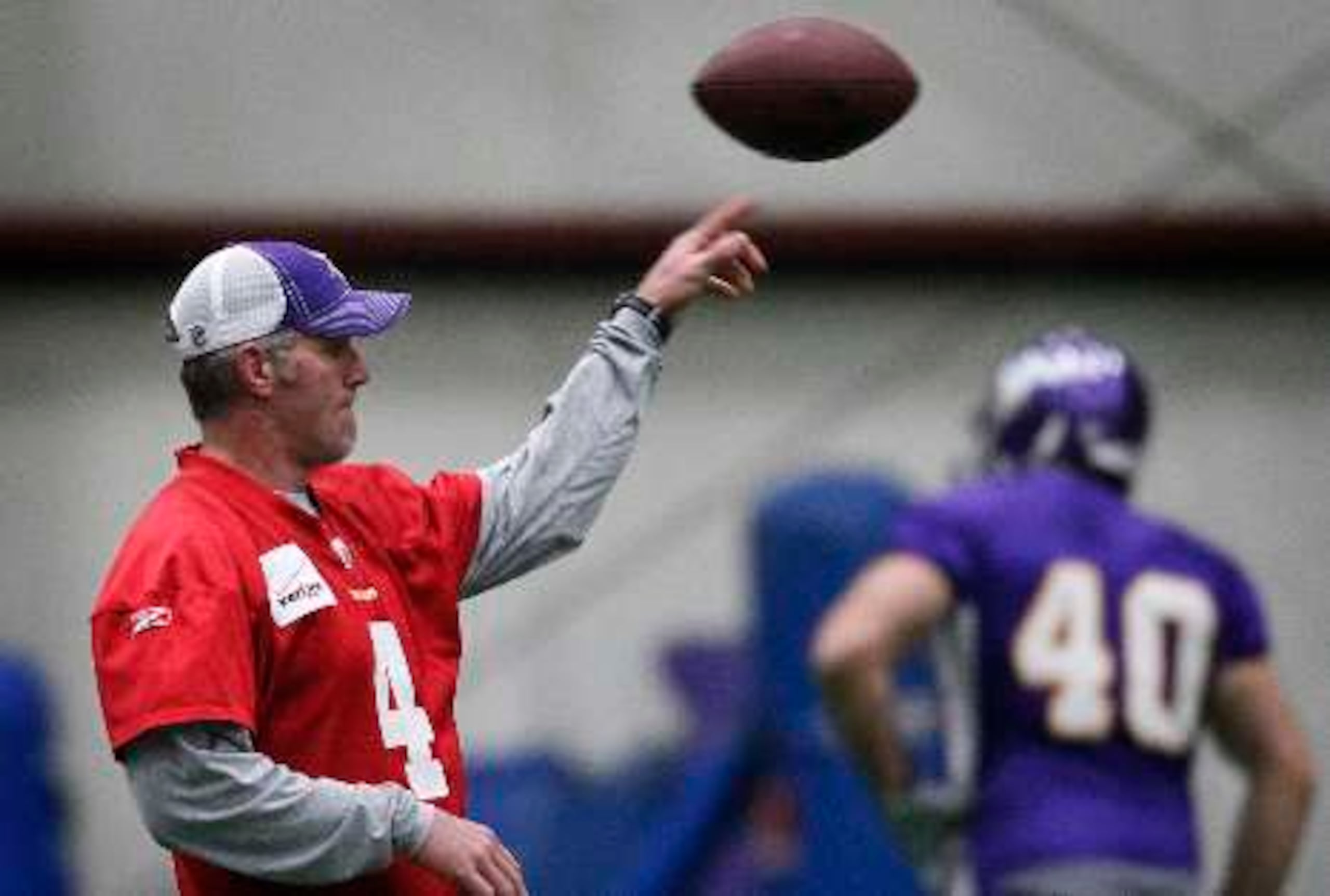 Brett Favre se limitó a realizar pases suaves durante el entrenamiento de ayer de los Vikings. <font color="yellow">(AP / The Star Tribune / Jerry Holt)</font>