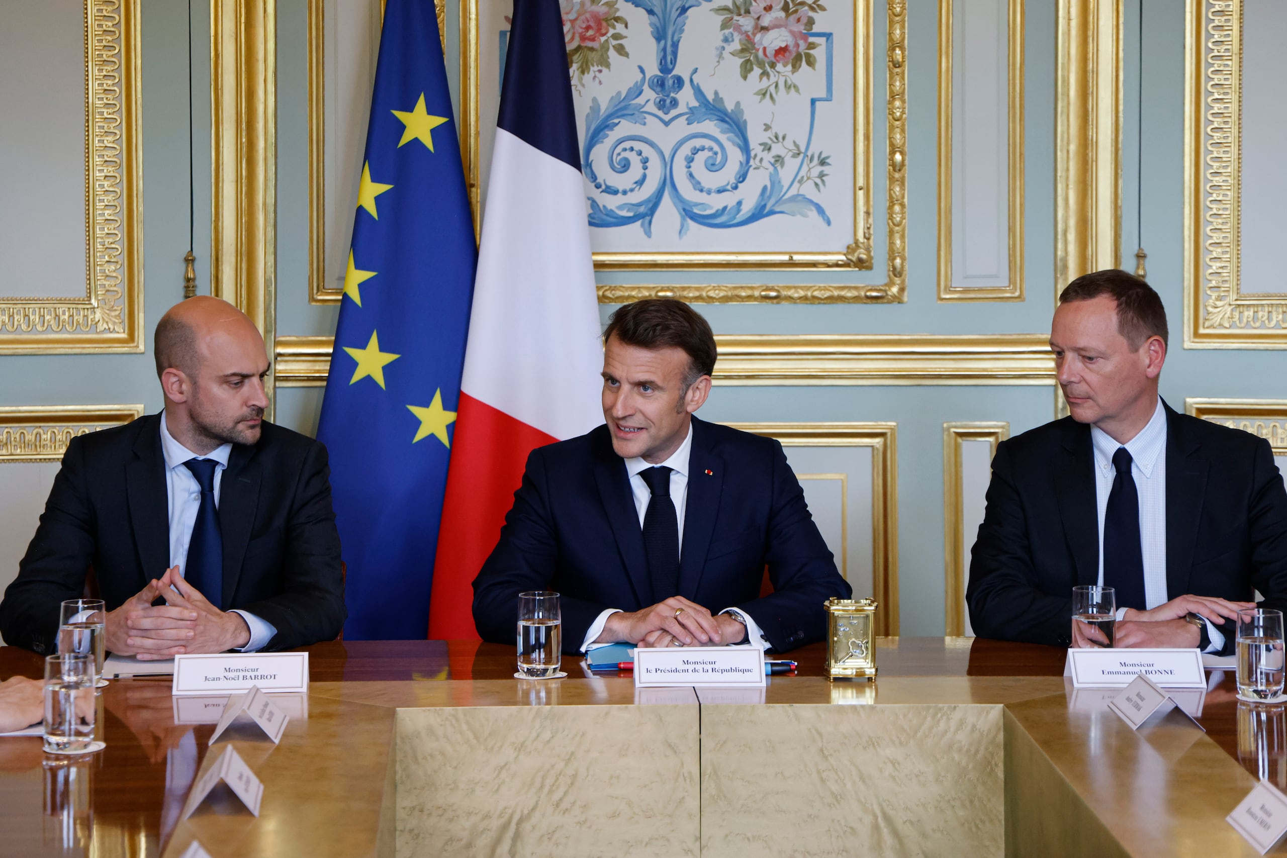 El presidente francés Emmanuel Macron (C) habla flanqueado por el ministro de Europa y Asuntos Exteriores de Francia, Jean-Noel Barrot (I), y el asesor diplomático del presidente francés, Emmanuel Bonne, durante una reunión diplomática con el jefe de la Oficina Presidencial de Ucrania, el asesor de seguridad nacional del Reino Unido, el enviado especial de EE. UU., el secretario de Estado de EE. UU. y el asesor de seguridad nacional de Alemania en el palacio presidencial del Elíseo en París, Francia, el 17 de abril de 2025. (EFE/EPA/LUDOVIC MARIN / POOL MAXPPP FUERA)