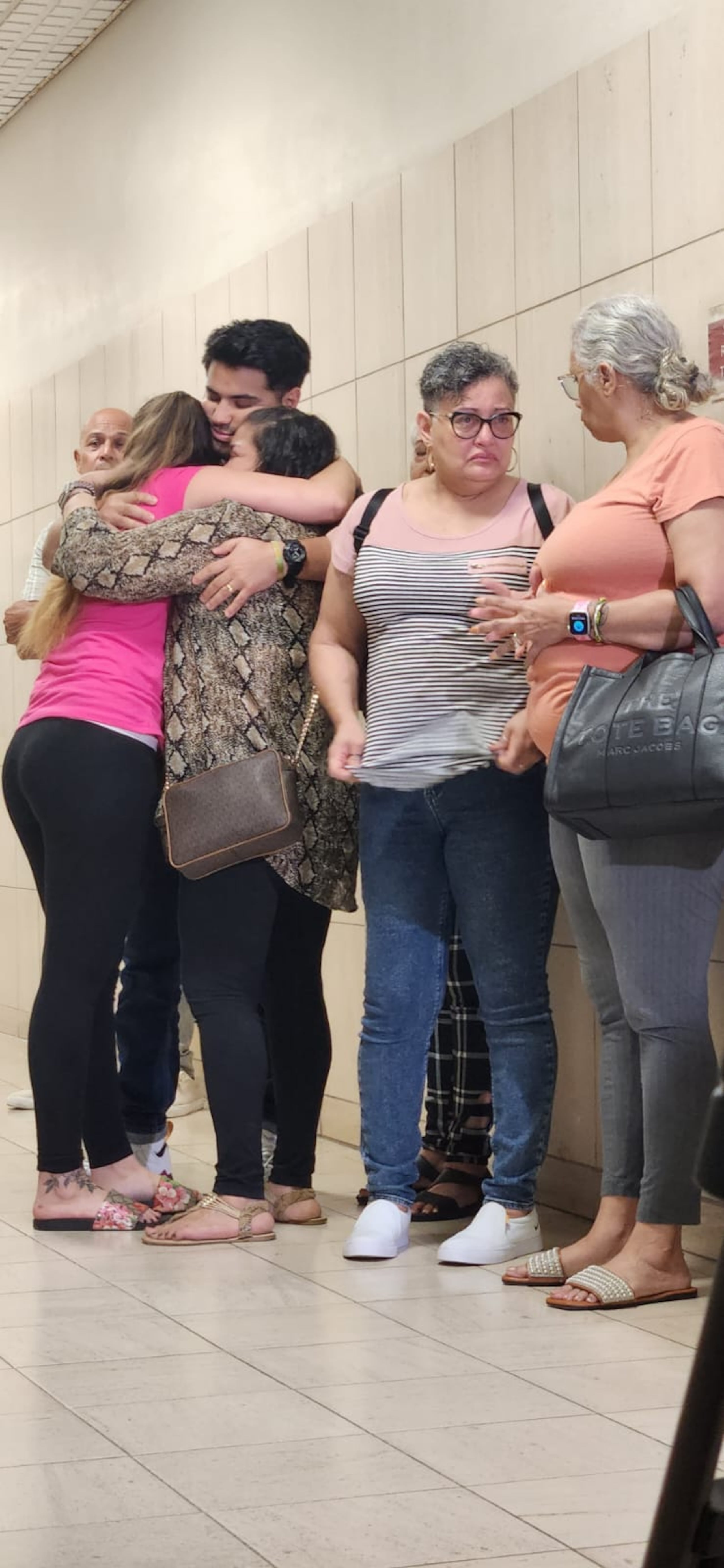 Familiares de la pareja de adultos mayores llegaron al Tribunal de Humacao.