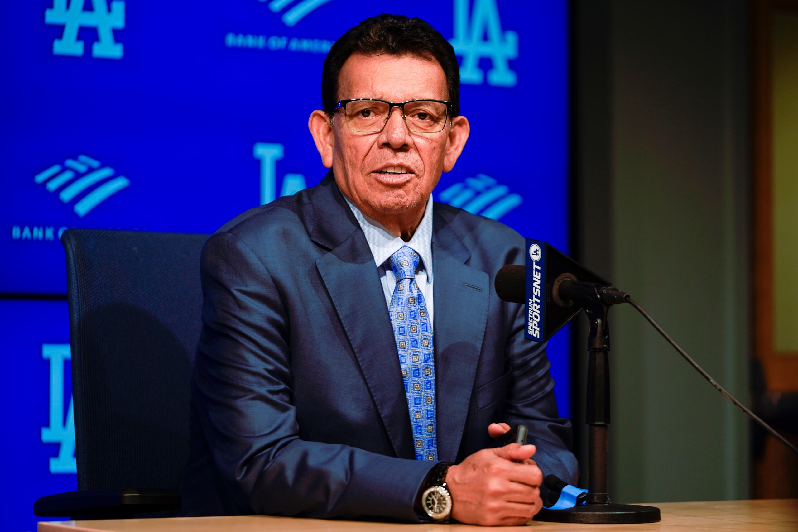 Fernando Valenzuela habla durante una rueda de prensa previo al retiro de su camiseta de los Dodgers de Los Ángeles, el 11 de agosto de 2023, en Los Ángeles.