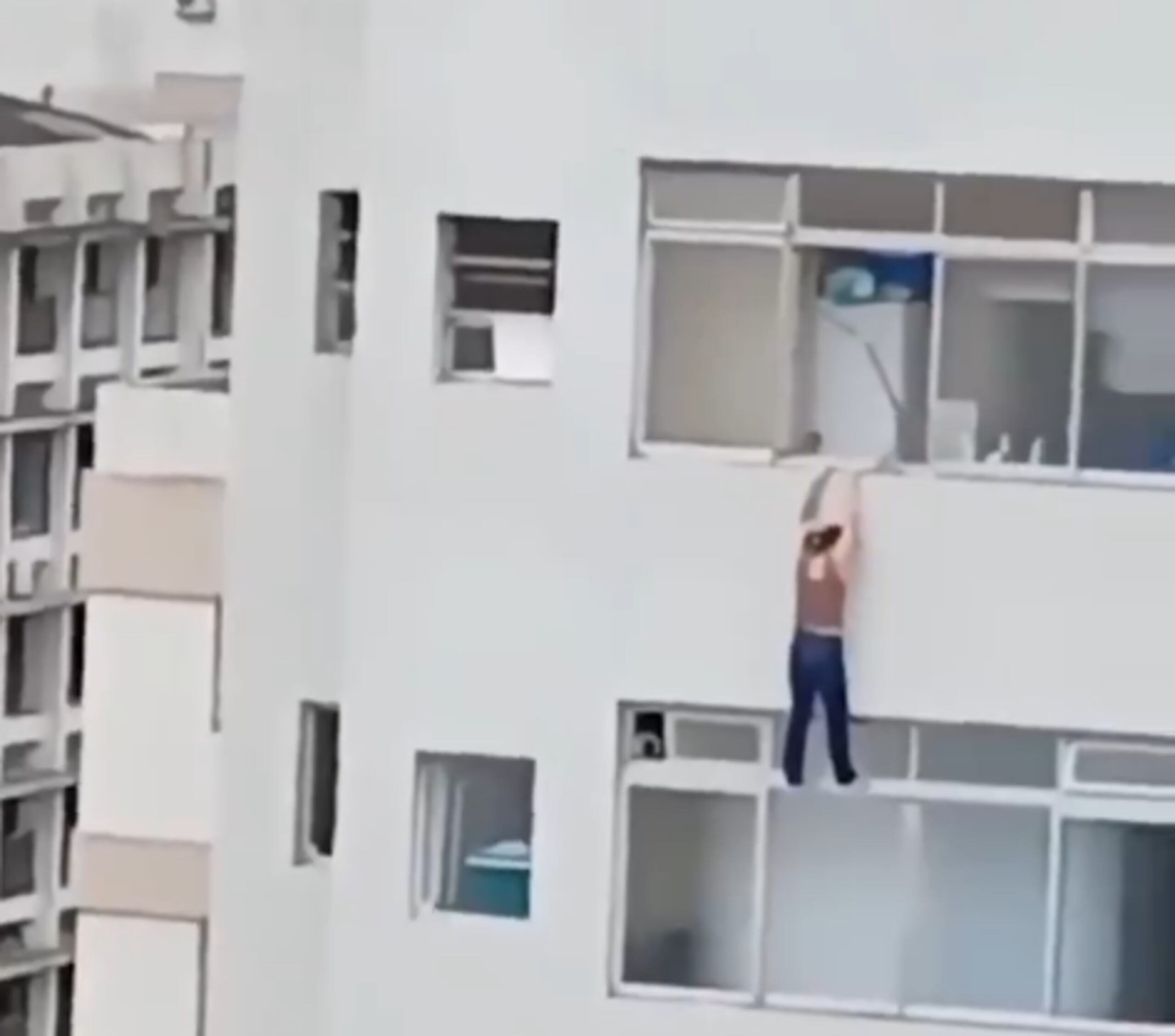 Mujer queda colgando mientras lavaba ventanas en su apartamento