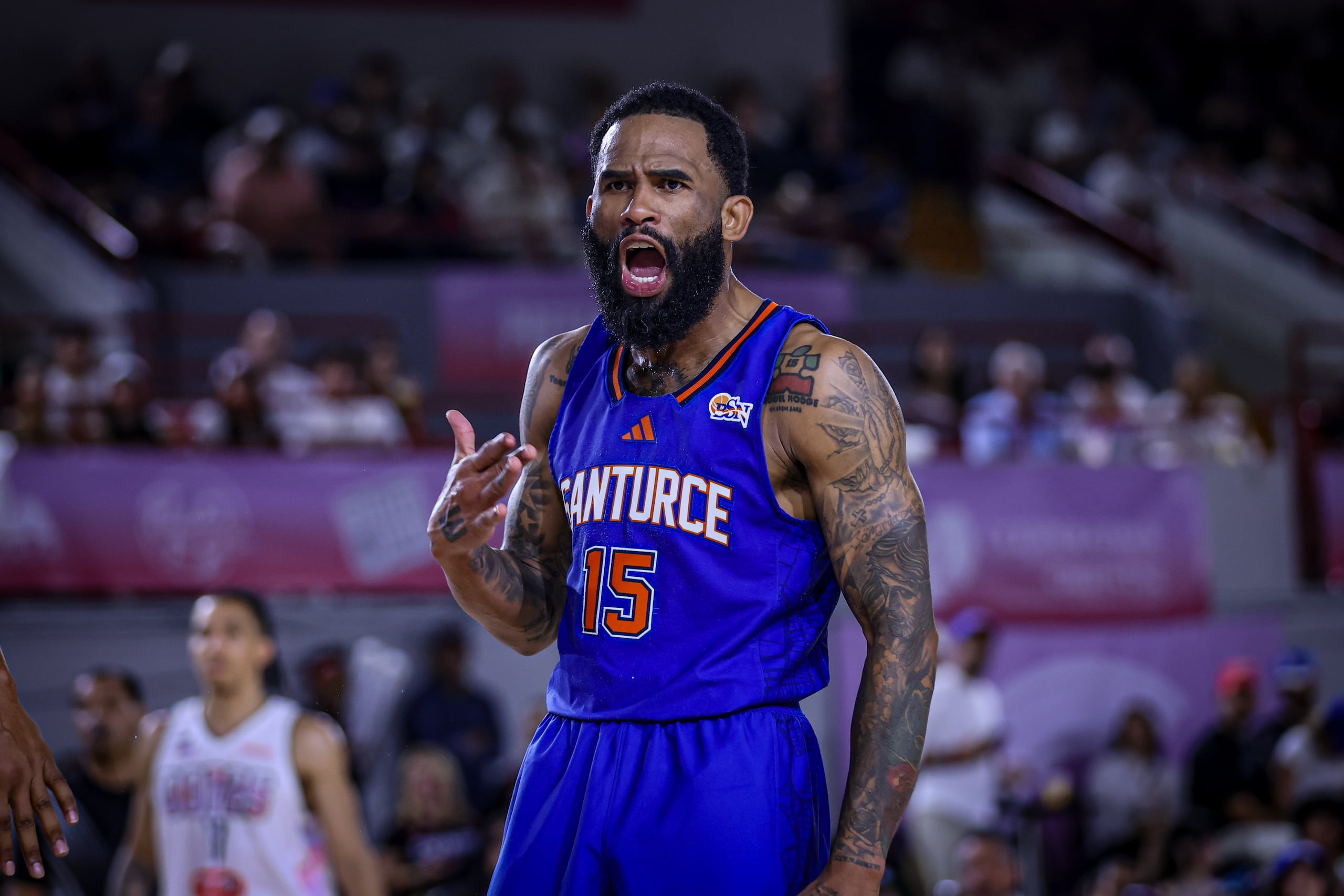 Walter Hodge Jr., de los Cangrejeros de Santurce, celebra un canasto en el cuarto juego de las semifinales de la Conferencia A ante los Criollos de Caguas.