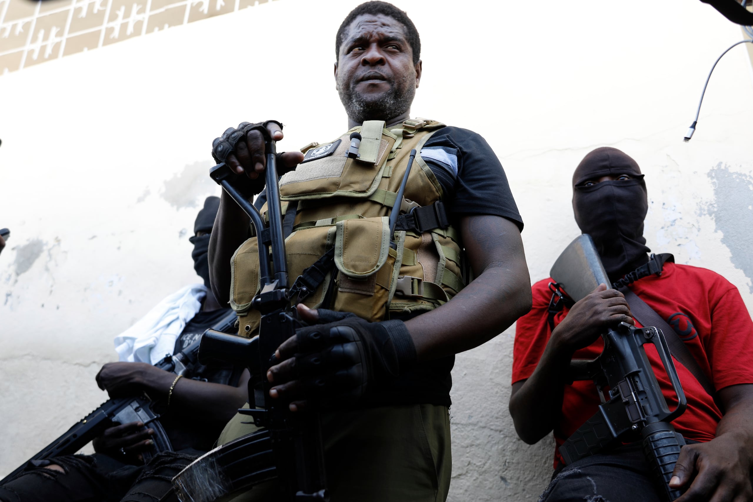 Barbecue, líder de la banda "G9 y Familia", junto a dos compañeros de la organización (AP Foto/Odelyn Joseph)