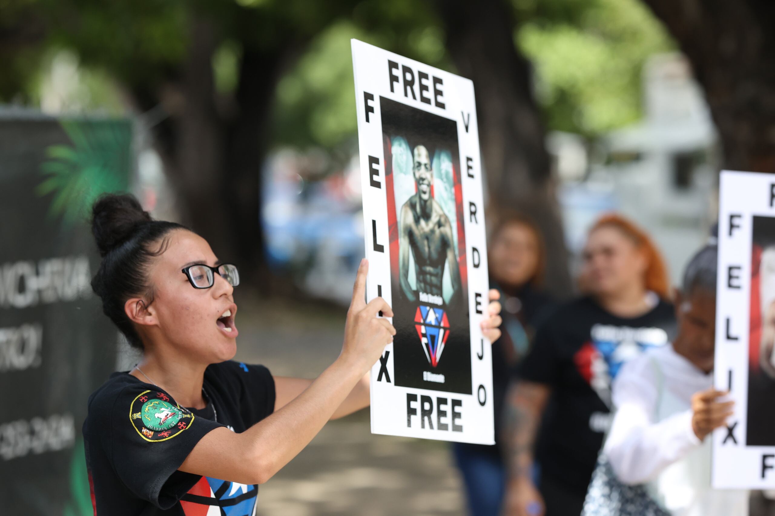 La familia de Keishla Rodríguez confrontó a las personas que se manifestaron a favor de la libertad de Félix Verdejo.