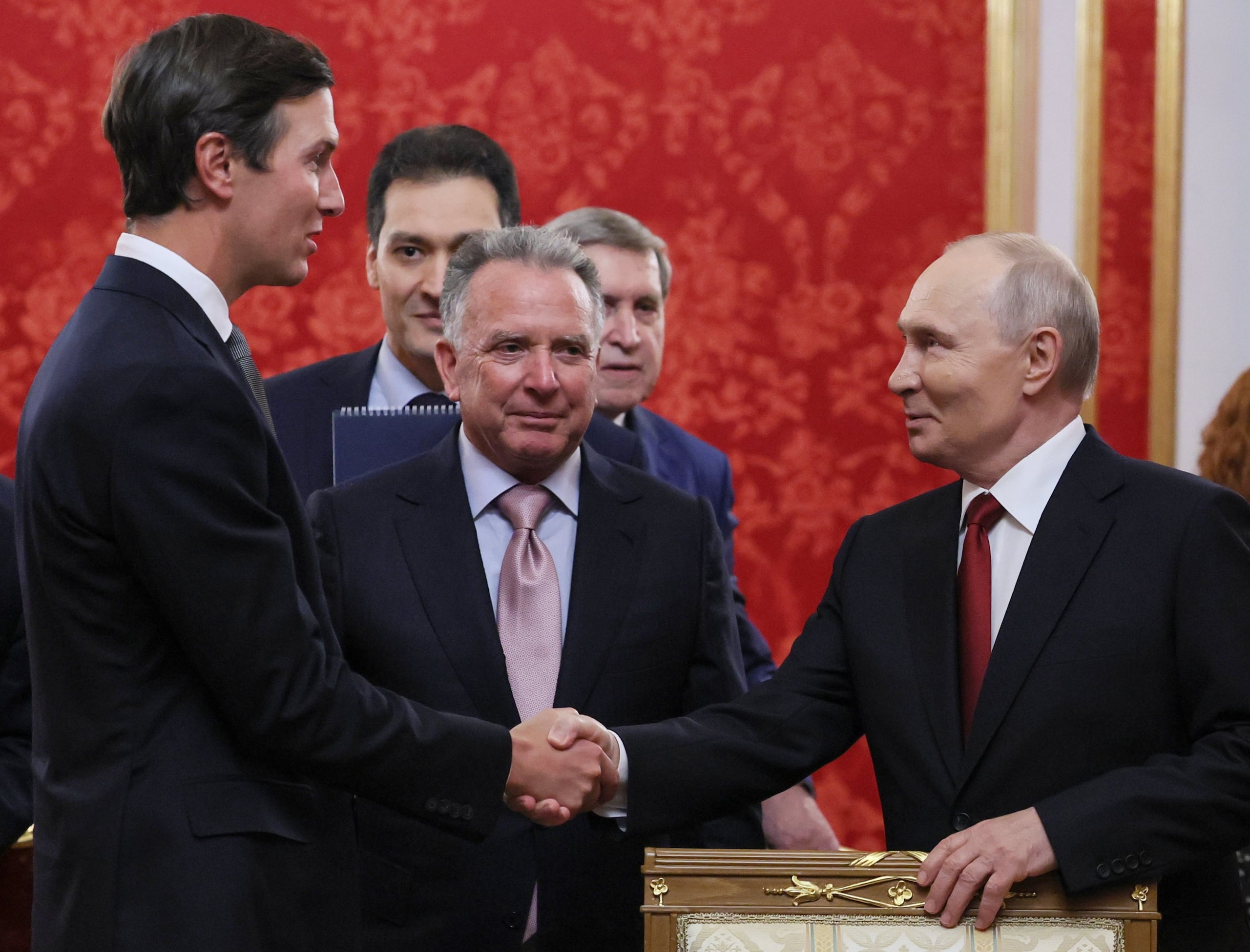 El presidente Vladímir Putin (derecha) saluda a los enviados del presidente estadounidense Donald Trump, Jared Kushner (izquierda) y Steve Witkoff (centro), antes de las conversaciones en el Palacio del Senado del Kremlin en Moscú, el sábado 5 de septiembre de 2026. (Mikhail Metzel/Sputnik/Foto del pool del Kremlin vía AP)