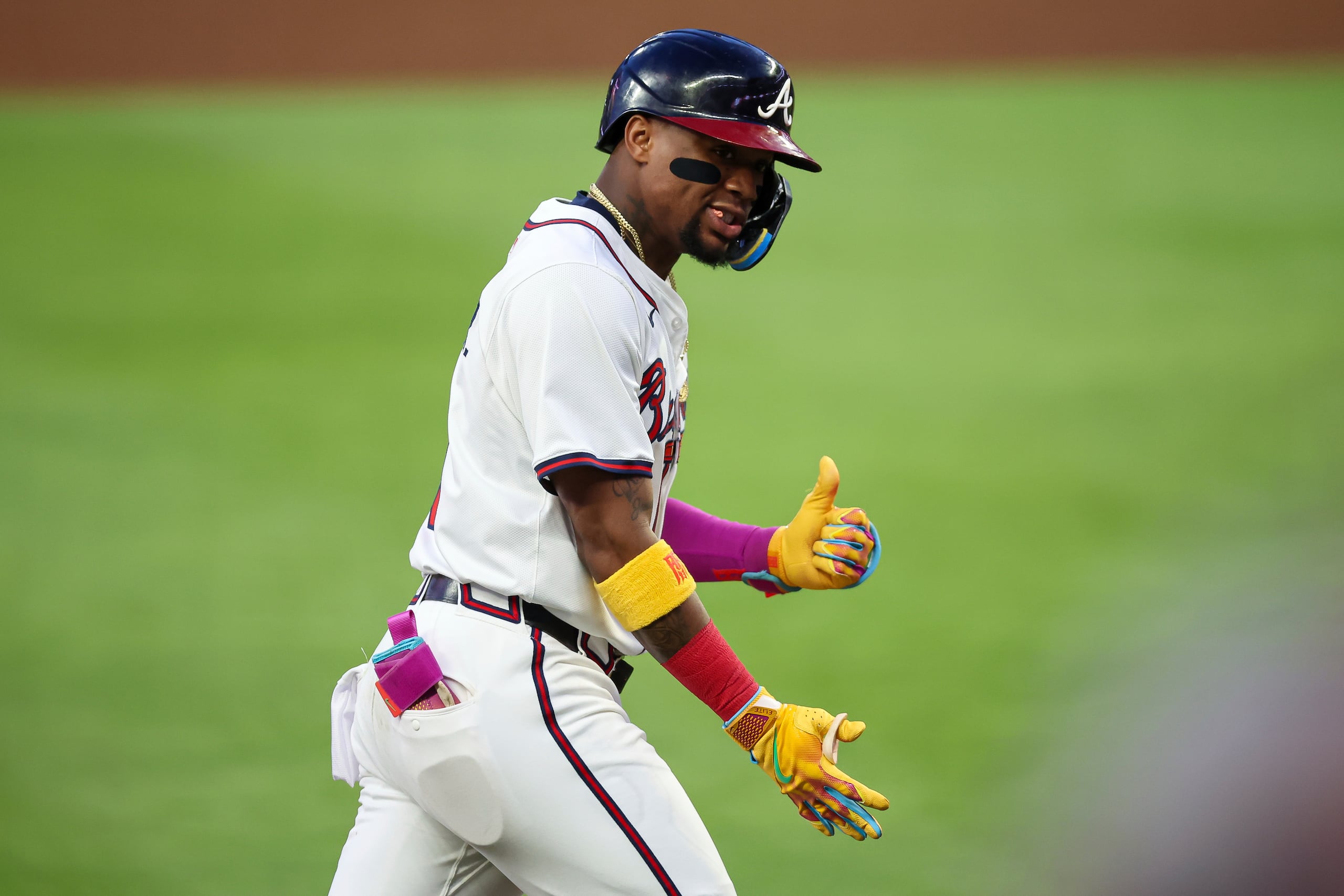 Ronald Acuña Jr. corre las bases después de conectar un jonrón solitario.