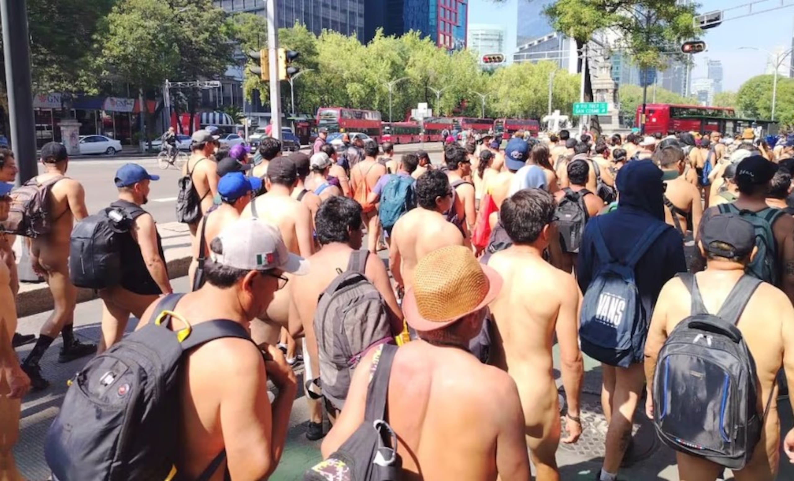 Según los organizadores, el evento busca visibilizar que la comunidad nudista son personas que viven, consumen, tienen necesidades y buscan su lugar.